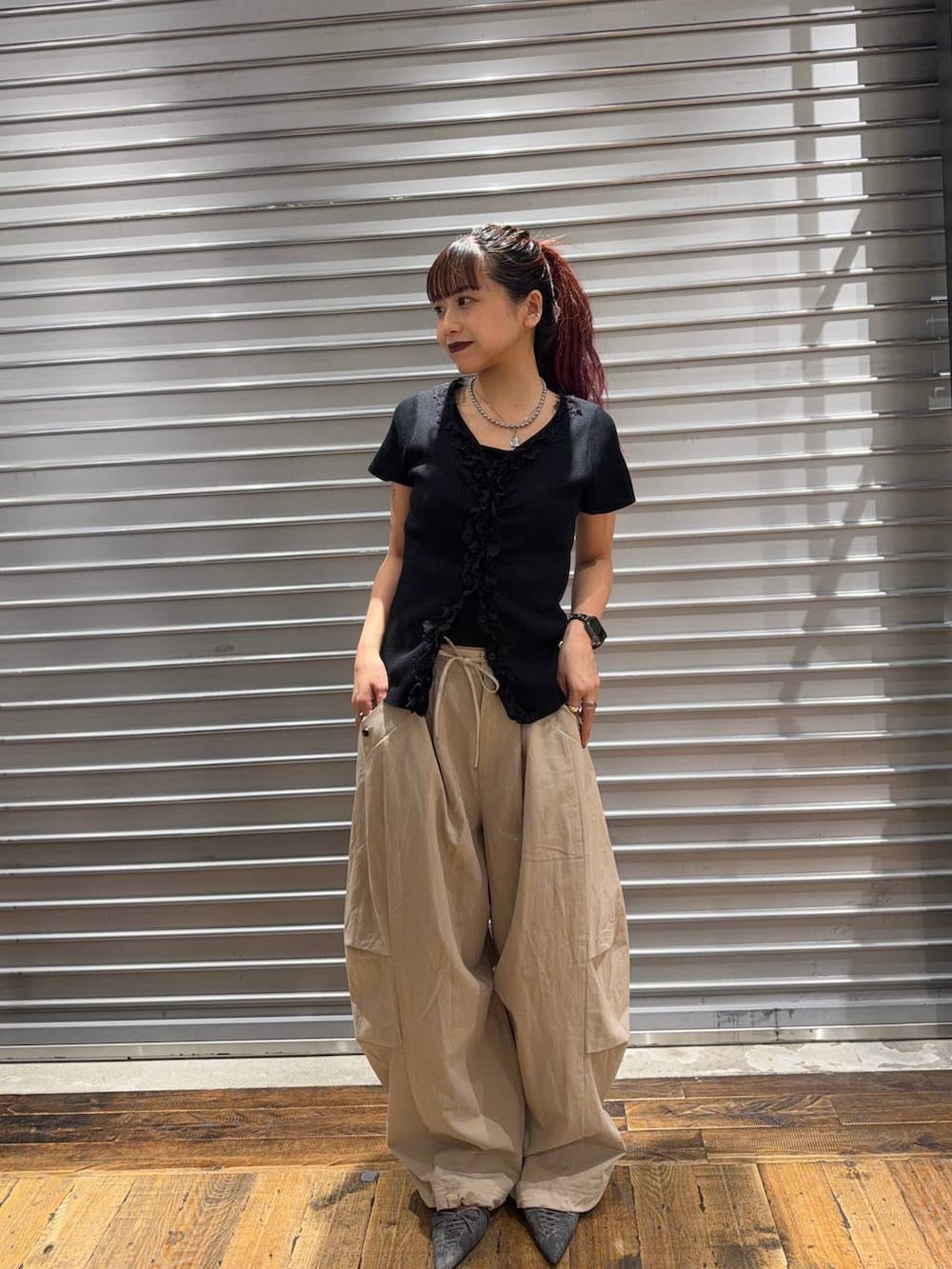 ブラック系のキャミソール、ブラック系のボストンバッグ、ブラック系のパンプスを着用したレディースの夏コーディネートの2枚目の写真