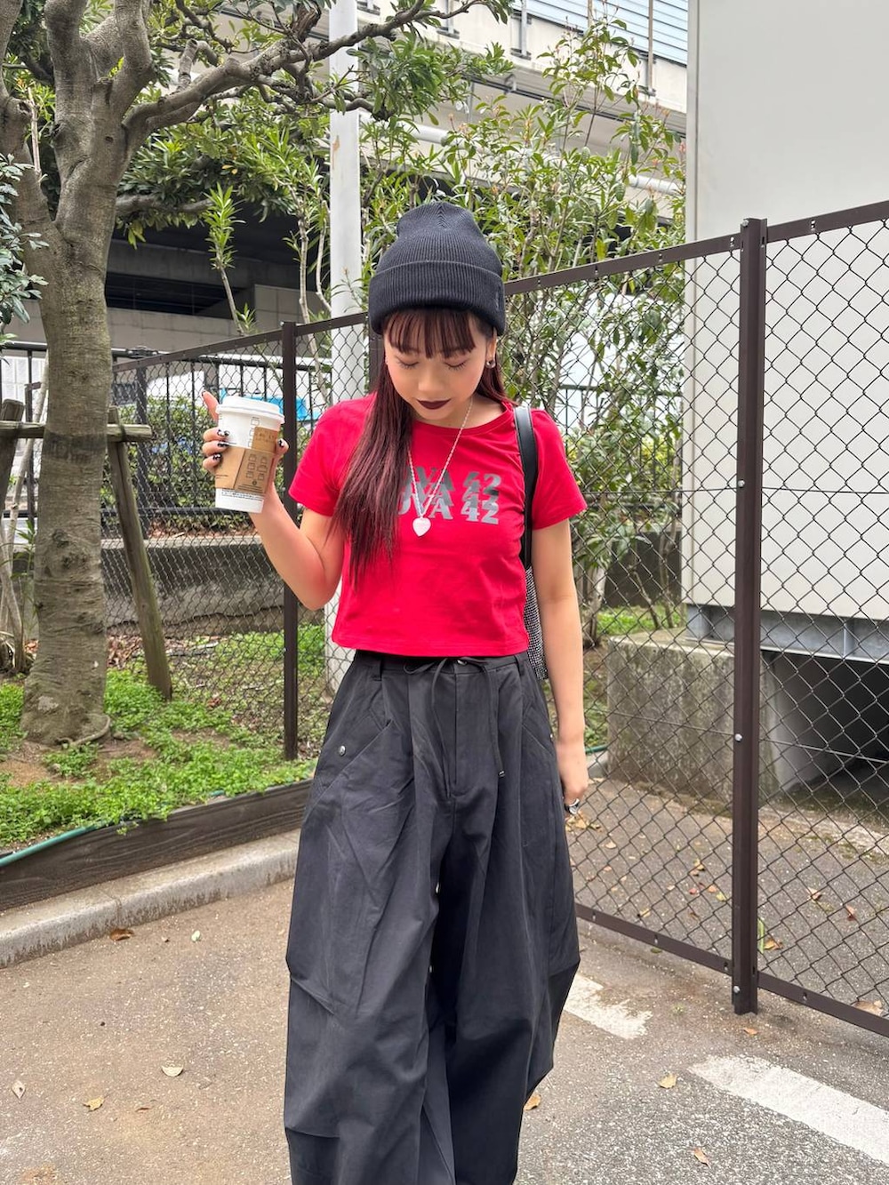 ブラック系のモカシン/デッキシューズ、ブラック系のその他パンツ、ブラック系のニットキャップ/ビーニーを着用したレディースの春コーディネートの6枚目の写真