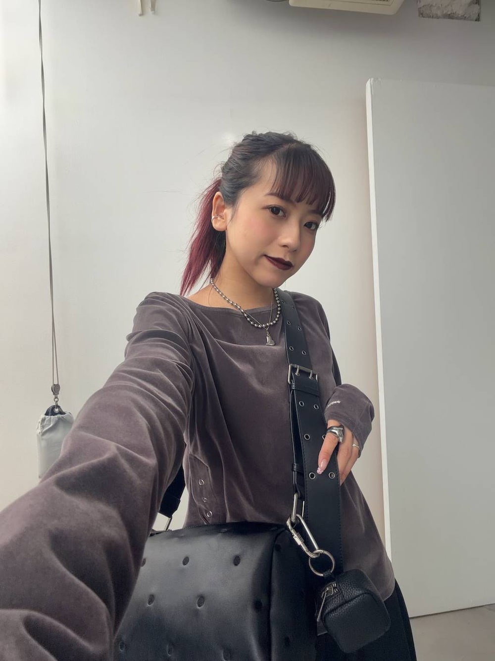 グレー系のTシャツ/カットソー、ブラック系のローファーを着用したレディースの夏コーディネートの4枚目の写真