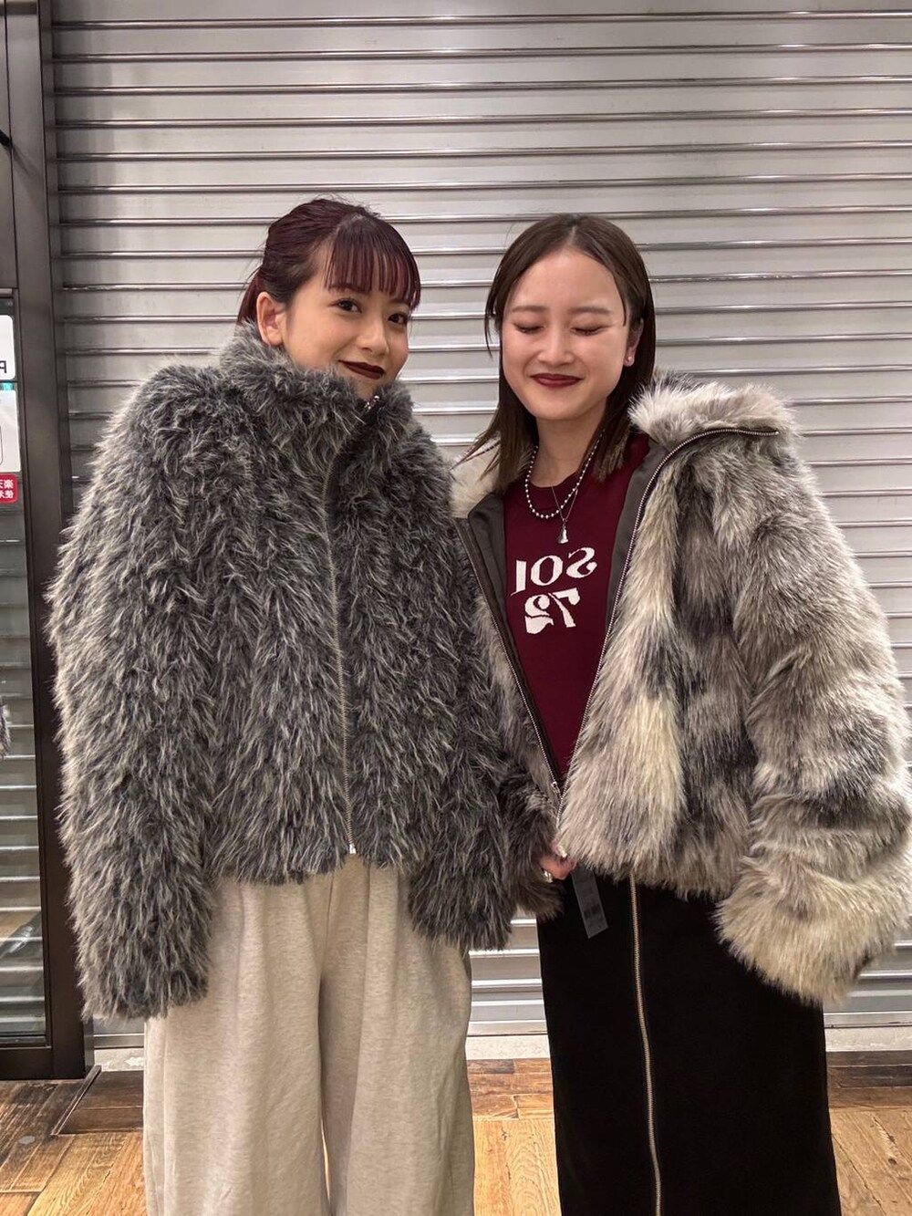 グレー系のブルゾン、グレー系のブルゾン、ブラック系のブーツを着用したレディースの秋コーディネートの2枚目の写真