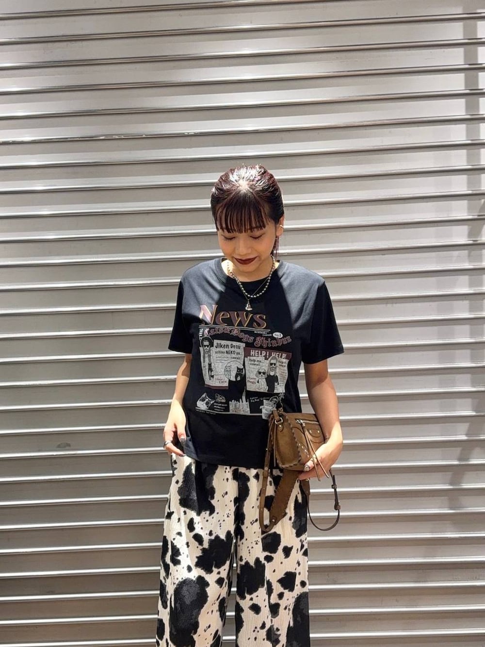 ベージュ系のその他パンツ、ブラック系のTシャツ/カットソー、ブラック系のローファーを着用したレディースの夏コーディネートの3枚目の写真