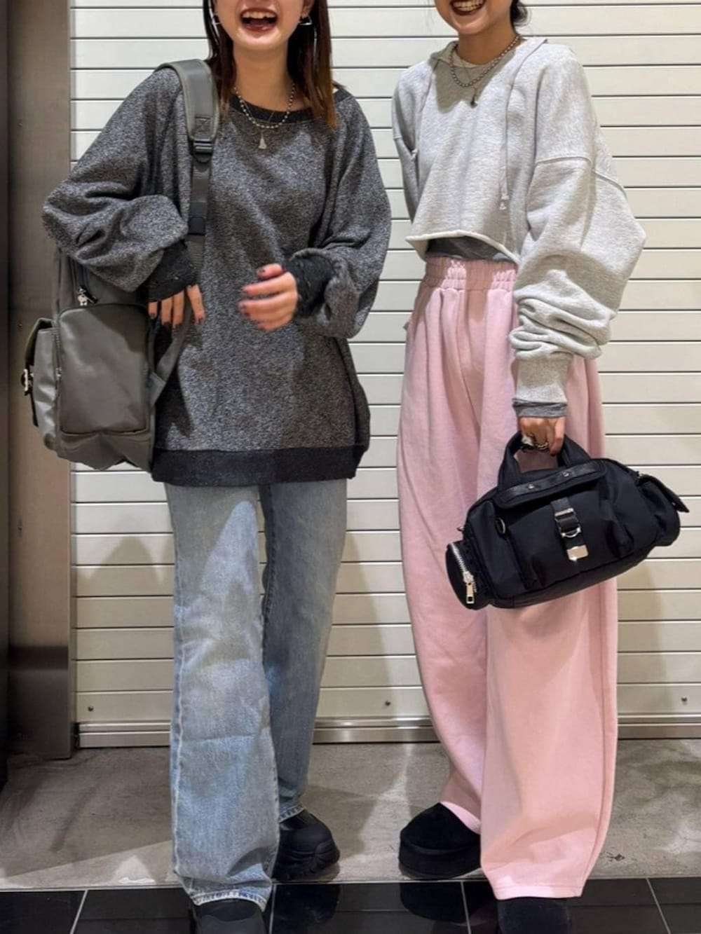 ブラック系のブーツ、ブラック系のスウェット、グリーン系のバックパック/リュックを着用したレディースの冬コーディネートの2枚目の写真