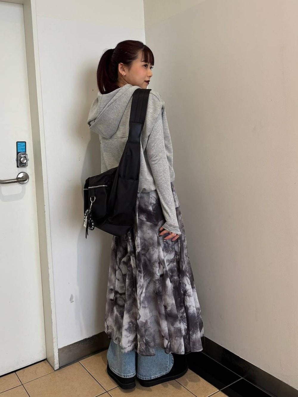 グレー系のTシャツ/カットソー、ブルー系のデニムパンツ、ブラック系のモカシン/デッキシューズを着用したレディースの春コーディネートの3枚目の写真