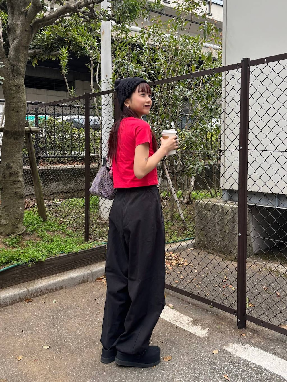 ブラック系のモカシン/デッキシューズ、ブラック系のその他パンツ、ブラック系のニットキャップ/ビーニーを着用したレディースの春コーディネートの5枚目の写真