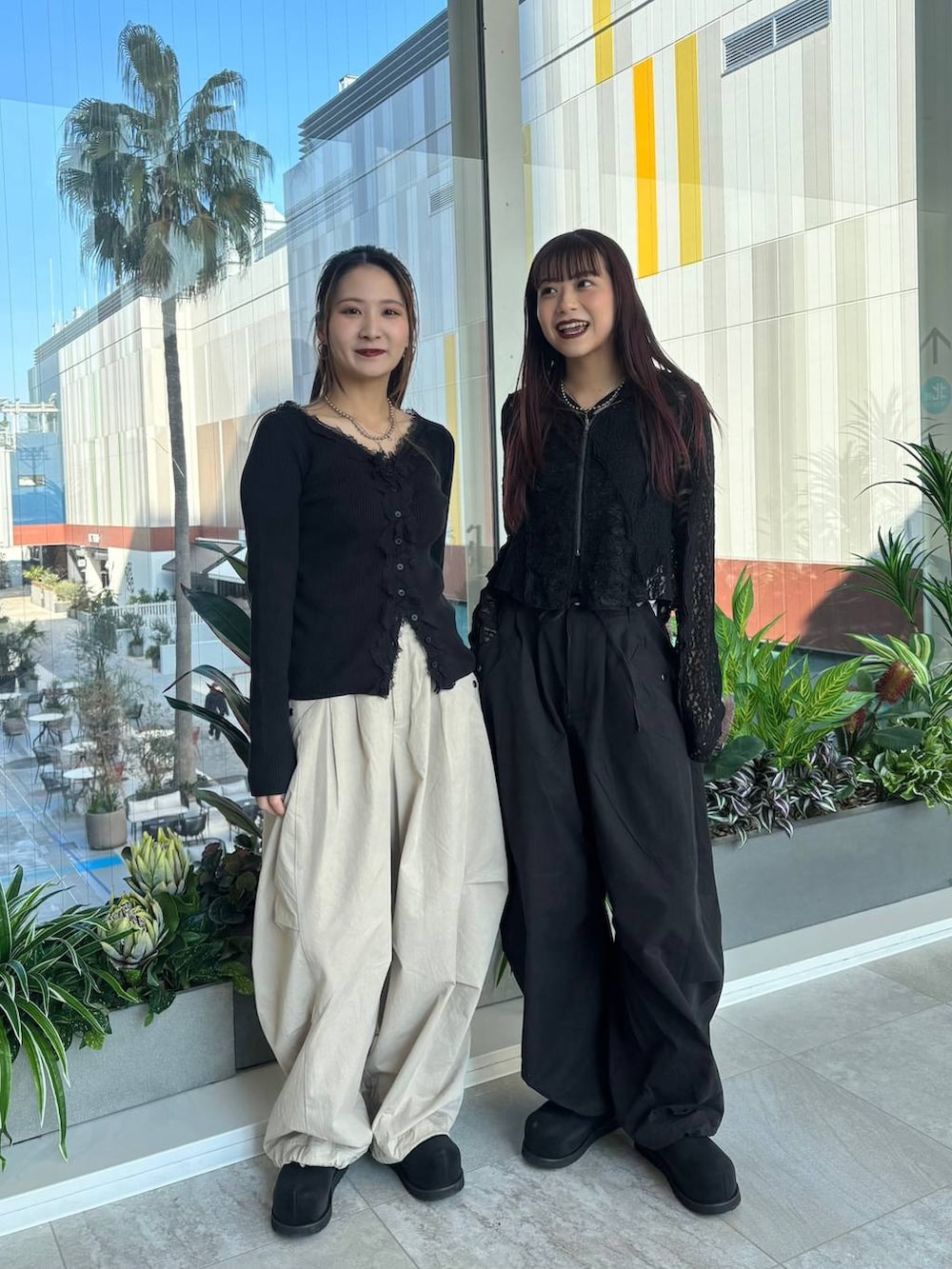 ブラック系のモカシン/デッキシューズ、ベージュ系のその他パンツ、ブラック系のその他パンツを着用したレディースの春コーディネートの2枚目の写真