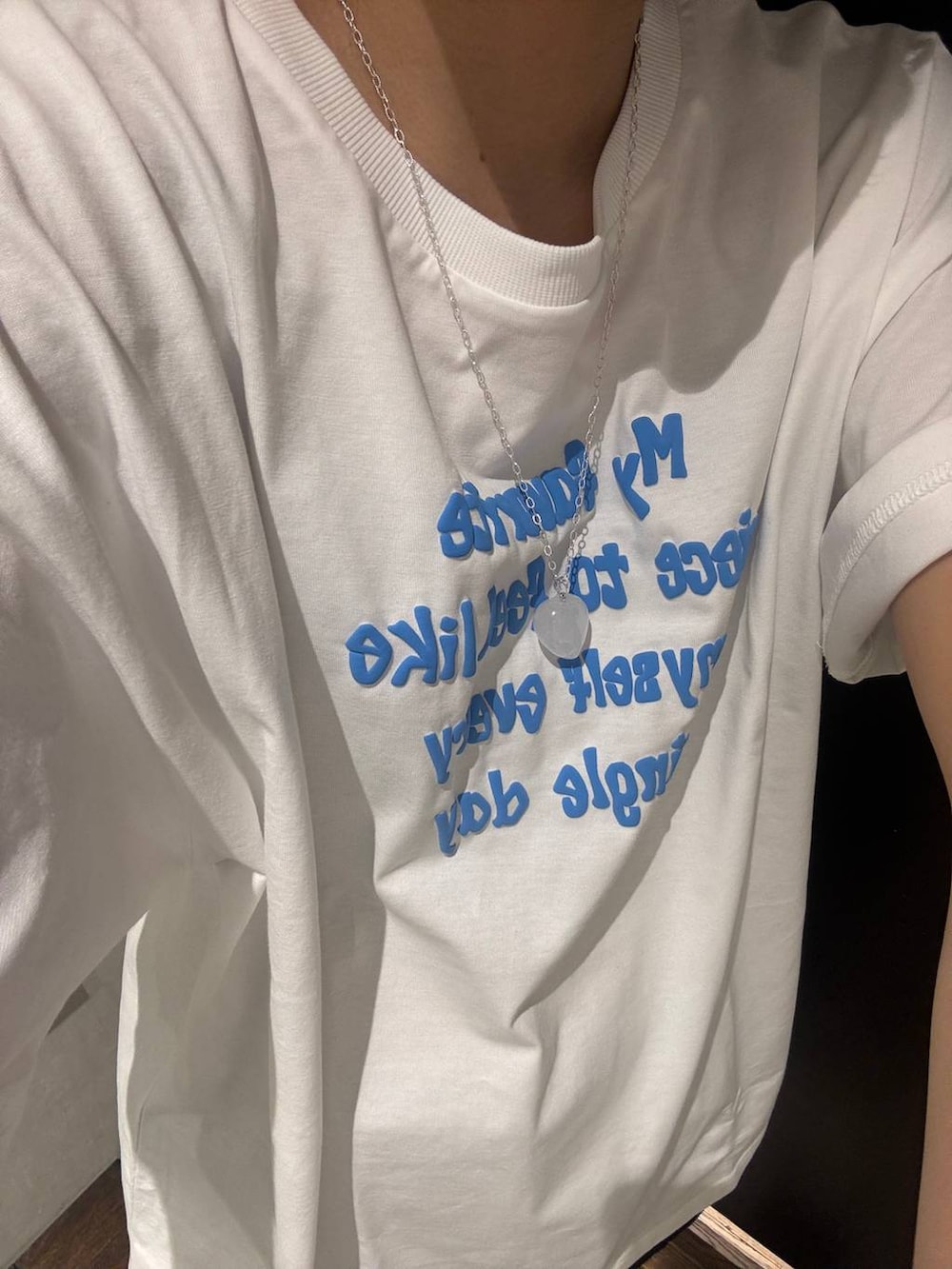 ブルー系のデニムパンツ、ホワイト系のTシャツ/カットソー、ブラック系のベルトを着用したレディースの春コーディネートの4枚目の写真