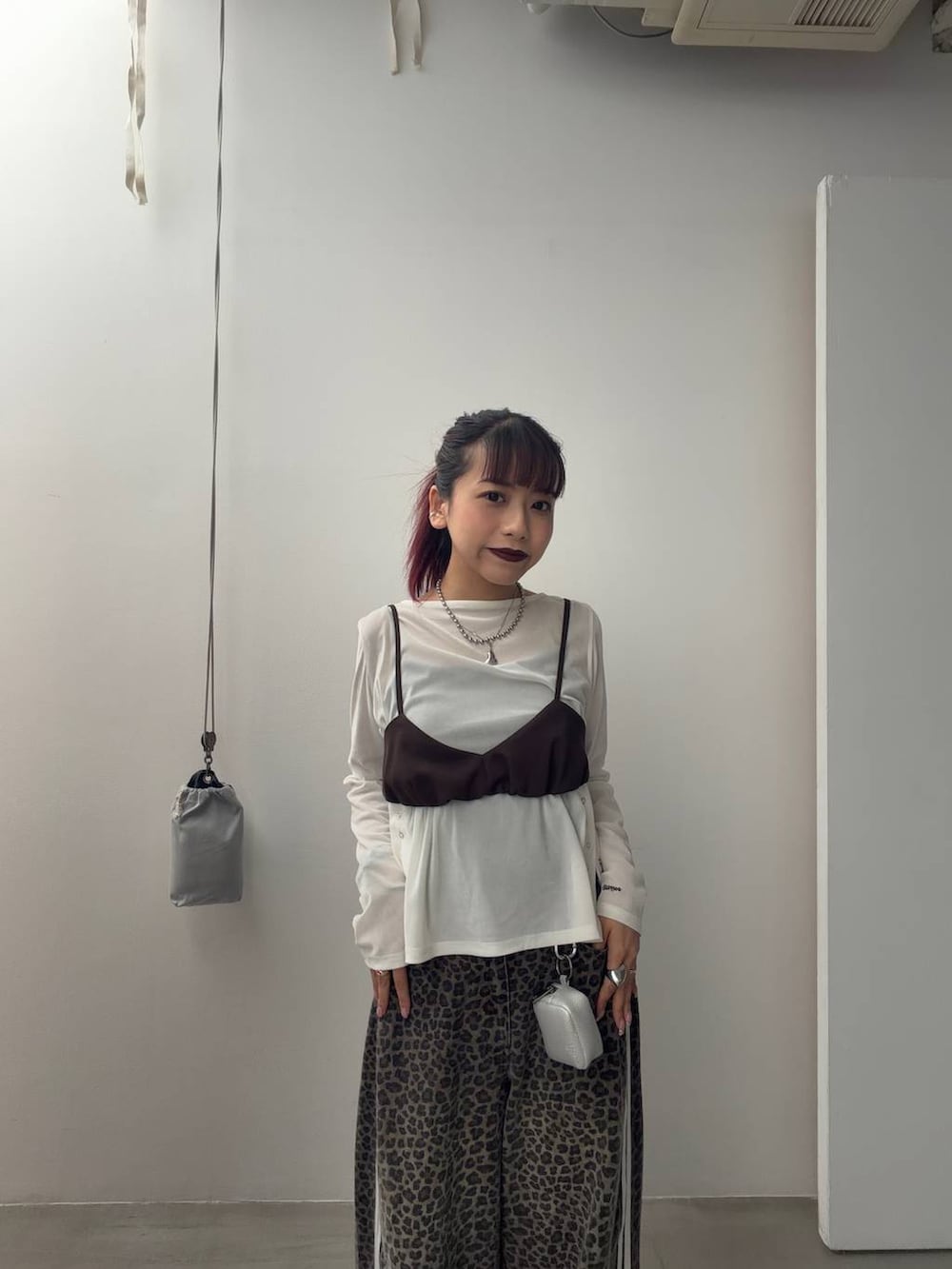ブラウン系のサンダルを着用したレディースの夏コーディネートの4枚目の写真