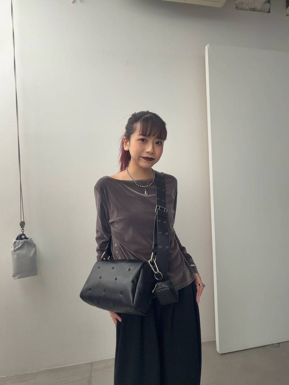 グレー系のTシャツ/カットソー、ブラック系のローファーを着用したレディースの夏コーディネートの3枚目の写真