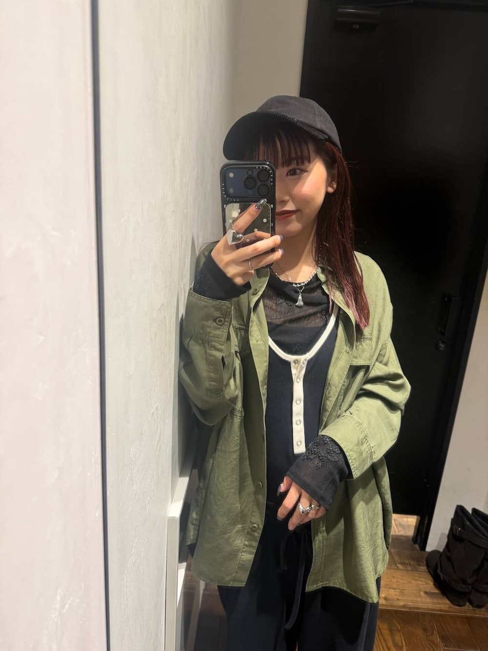 ブラック系のつなぎ/オールインワン、ブラック系のTシャツ/カットソー、グリーン系のシャツ/ブラウスを着用したレディースの秋コーディネートの4枚目の写真