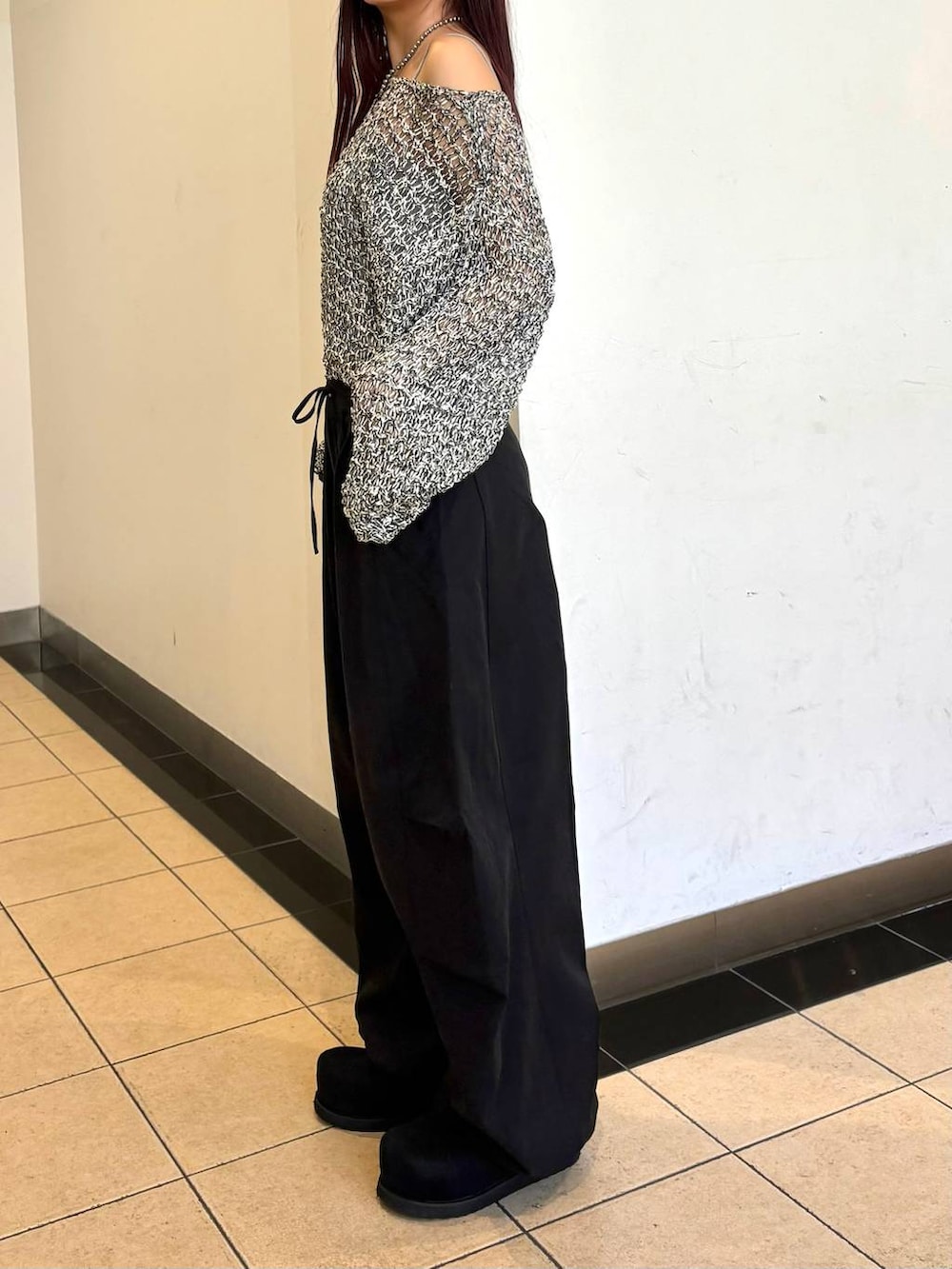 ブラック系のモカシン/デッキシューズ、ブラック系のその他パンツ、ブラック系のニット/セーターを着用したレディースの春コーディネートの2枚目の写真