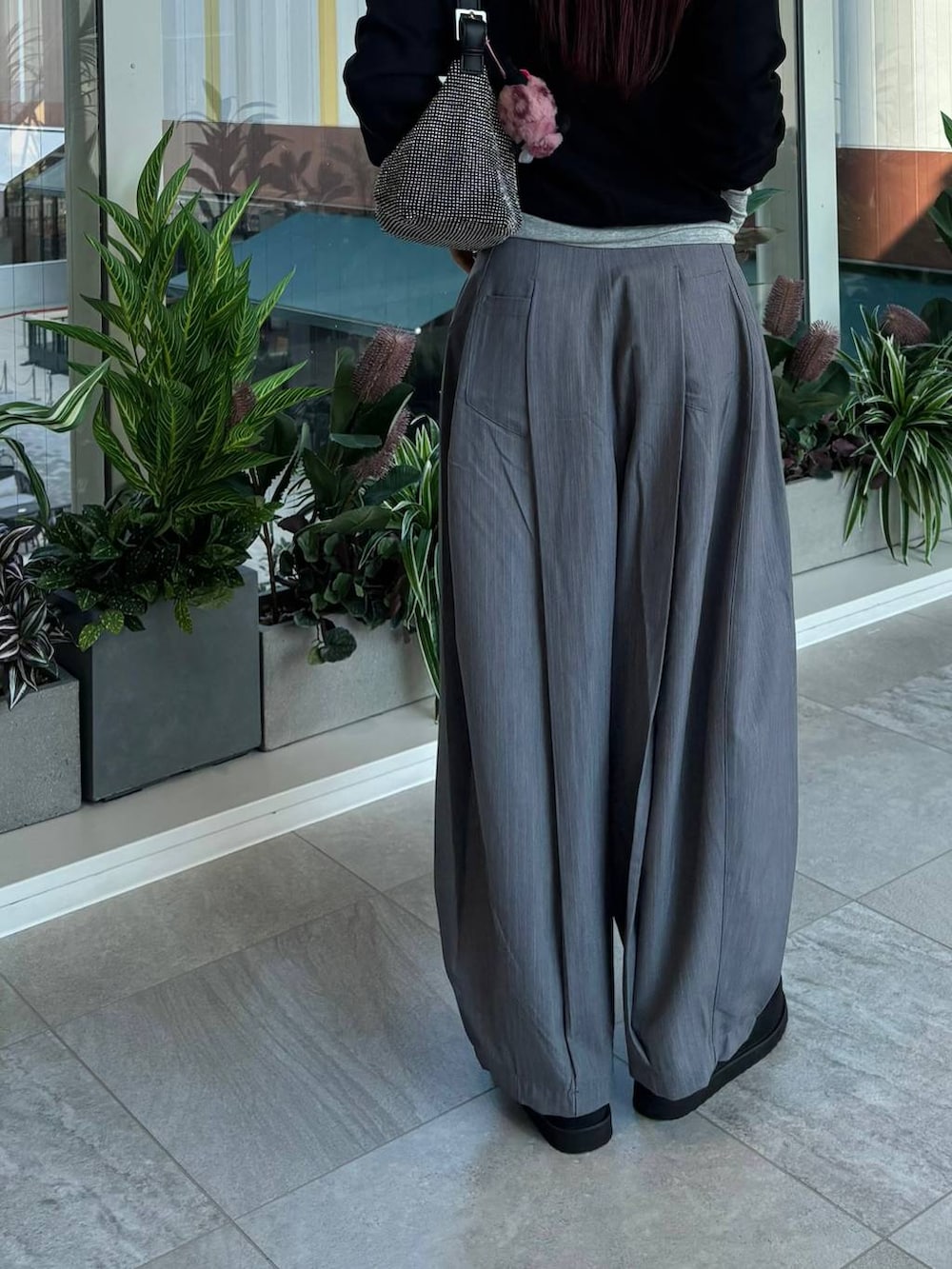 グレー系のTシャツ/カットソー、ブラック系のモカシン/デッキシューズ、ブラック系のカーディガン/ボレロを着用したレディースの春コーディネートの4枚目の写真