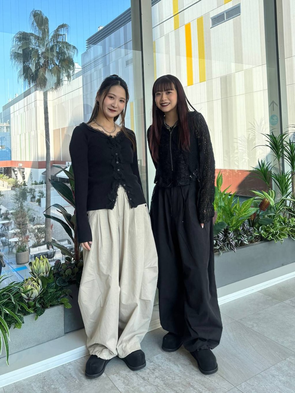 ブラック系のモカシン/デッキシューズ、ベージュ系のその他パンツ、ブラック系のその他パンツを着用したレディースの春コーディネートの3枚目の写真