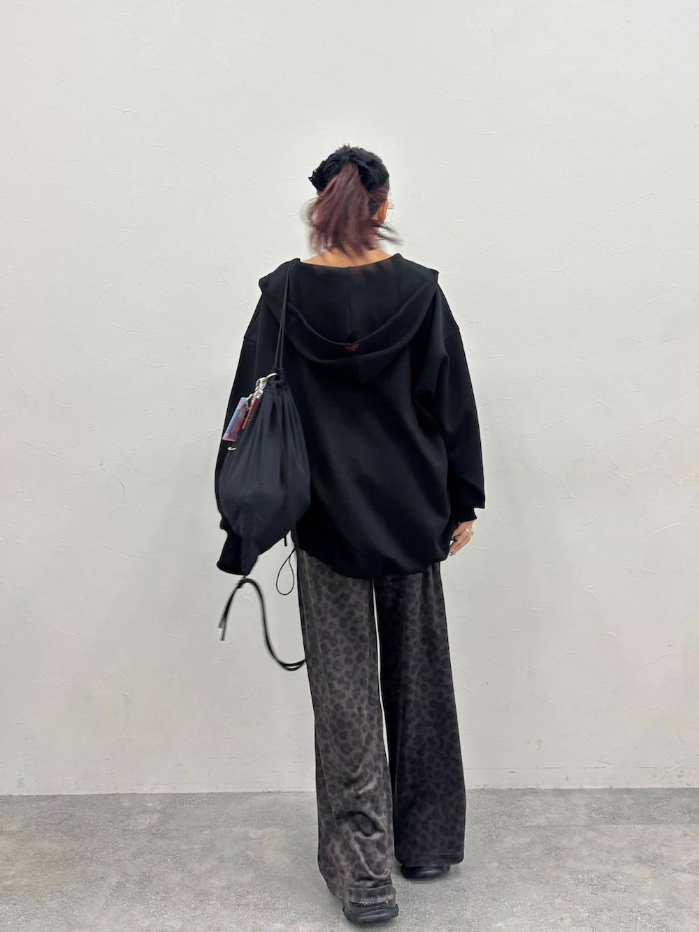 グレー系のブーツ、ブラック系のバックパック/リュックを着用したレディースの秋コーディネートの2枚目の写真