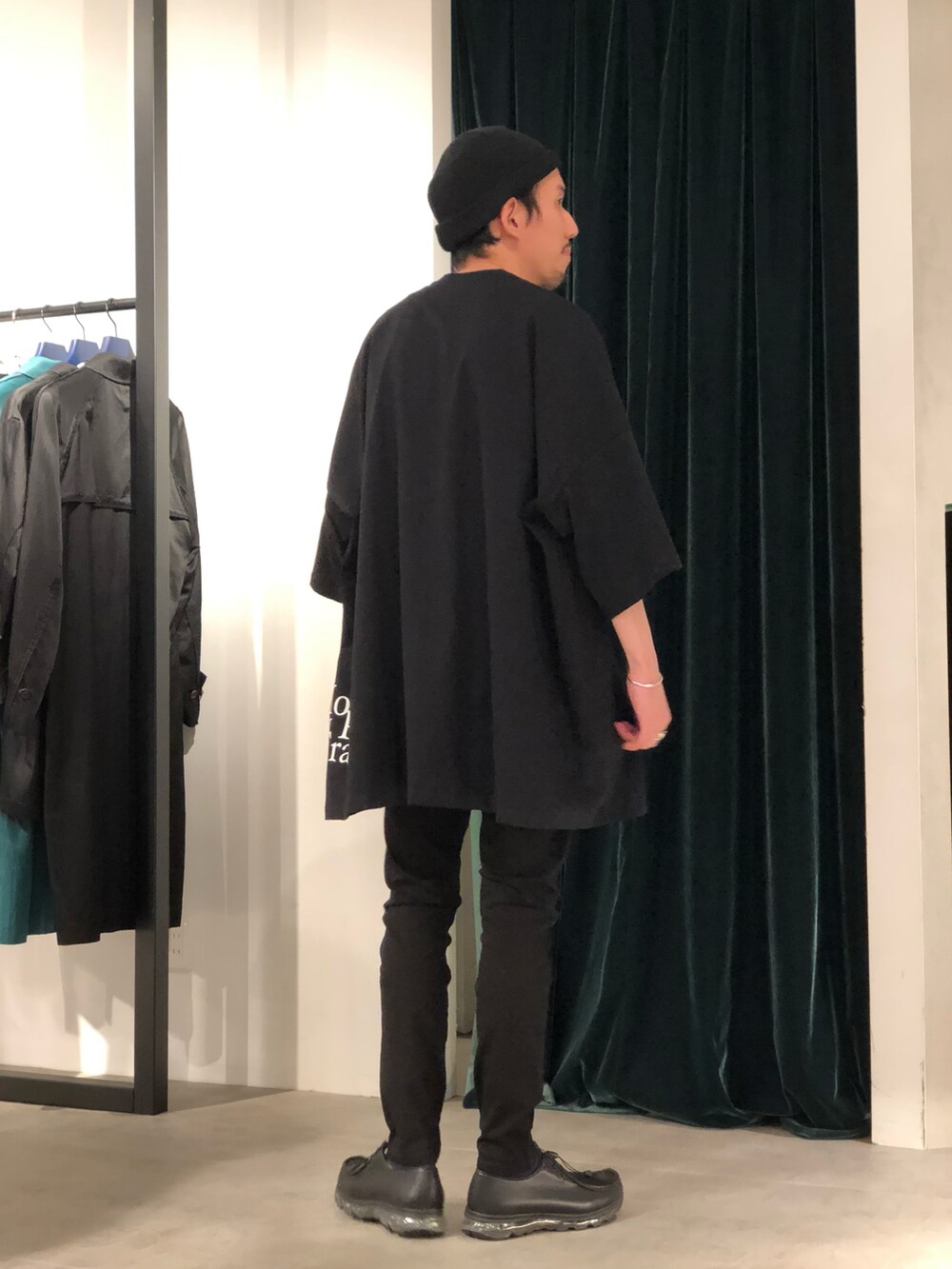 「Lui's、ルイス(Lui's)、オールブラック、ビッグシルエット、ビッグT、ブラック、ブラックコーデ、スキニーデニム、スキニーパンツ、Tomo&Co」｜「Lui'sのウルトラBIG tee（Tシャツ/カットソー、ブラック系）」を使った、タシロさん（メンズ・175cm）の春コーディネートの4枚目の写真
