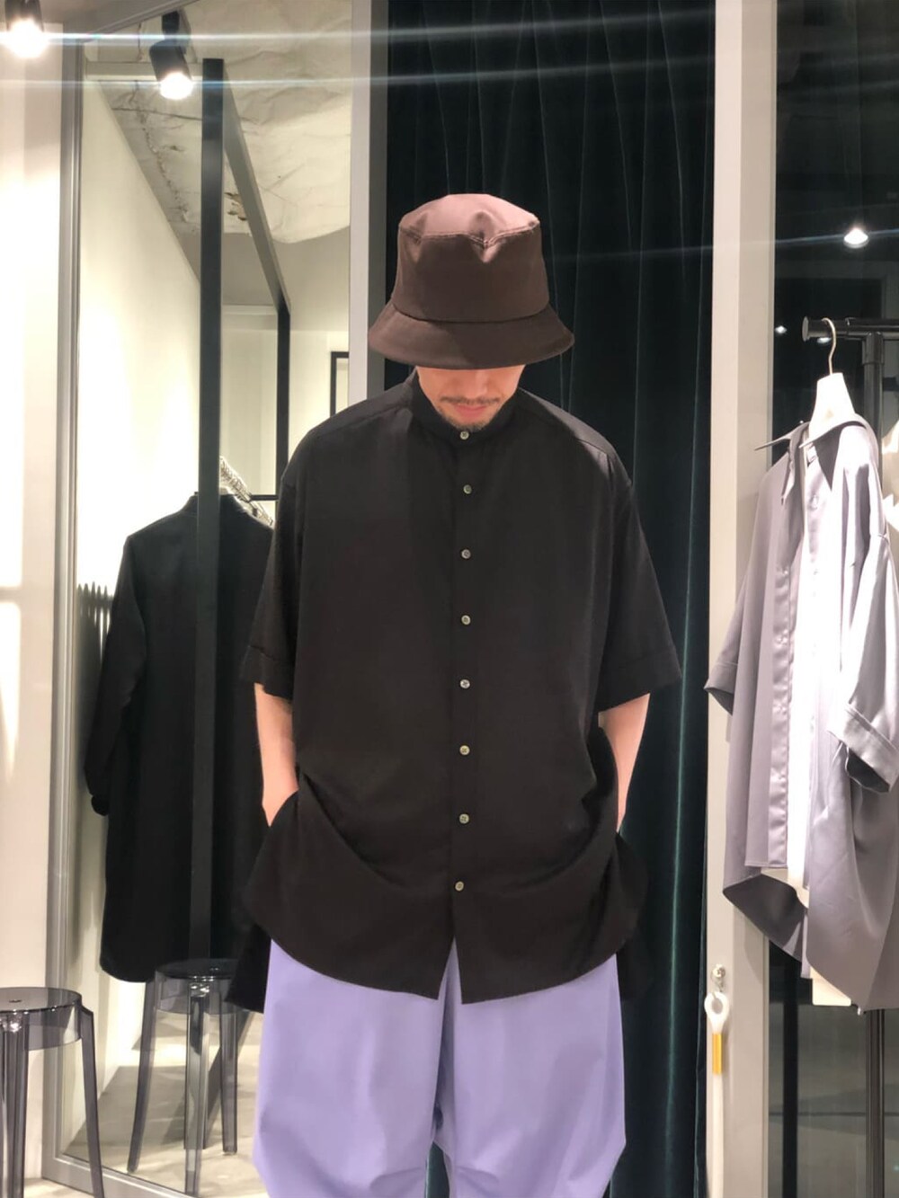 「Lui's、ルイス(Lui's)、夏コーデ、シンプルコーデ、スノーパンツ、ブルー、ワイドシルエット、シャツスタイル、半袖シャツ、サンダル、ドロスト、30代コーデ、大人コーデ」｜「CPHの【CPH/シープラスヘッドウェア】bucket hat/バケットハット（ハット、ブラウン系）」を使った、タシロさん（メンズ・175cm）の春コーディネートの4枚目の写真
