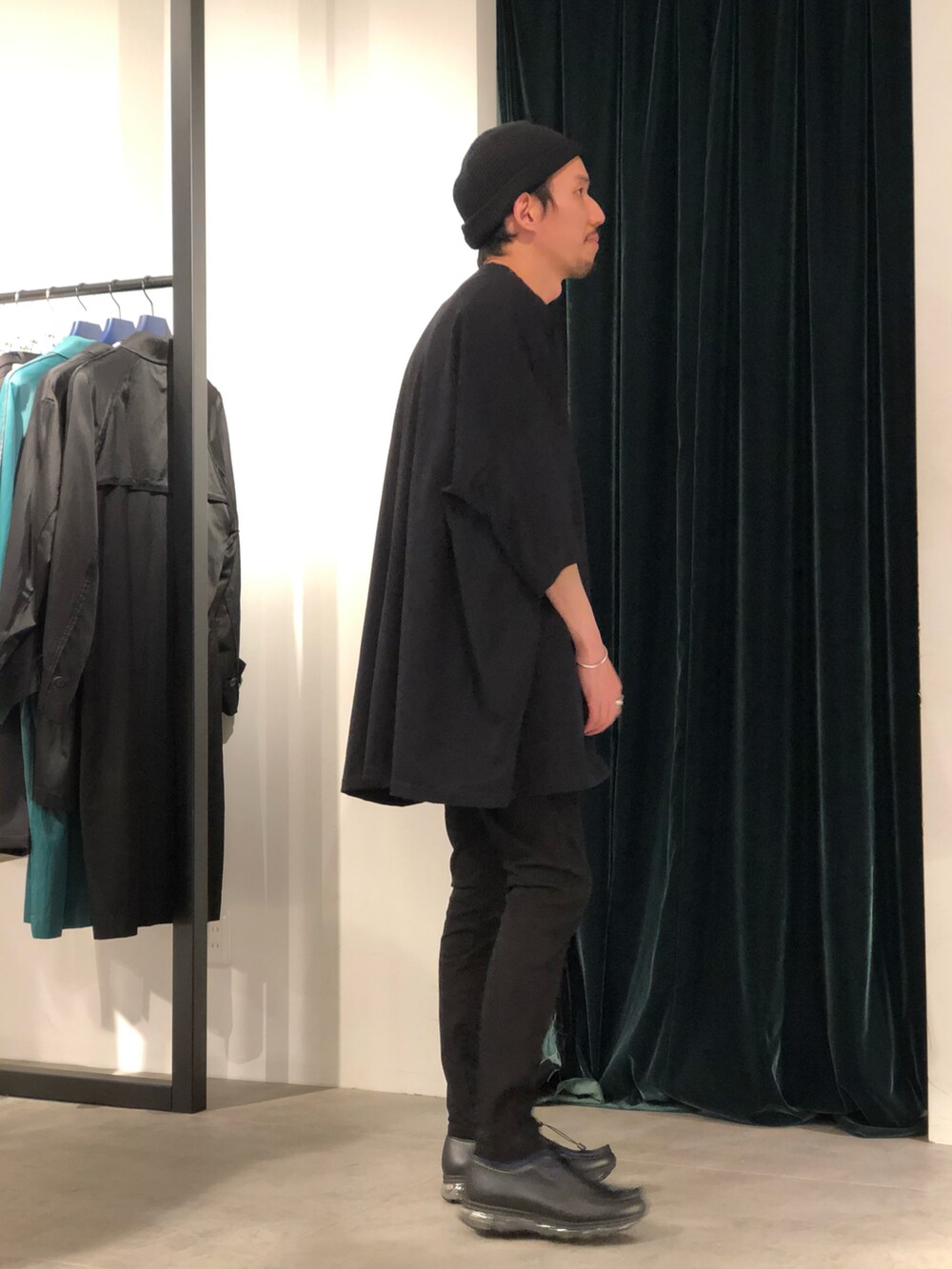 「Lui's、ルイス(Lui's)、オールブラック、ビッグシルエット、ビッグT、ブラック、ブラックコーデ、スキニーデニム、スキニーパンツ、Tomo&Co」｜「Lui'sのウルトラBIG tee（Tシャツ/カットソー、ブラック系）」を使った、タシロさん（メンズ・175cm）の春コーディネートの3枚目の写真