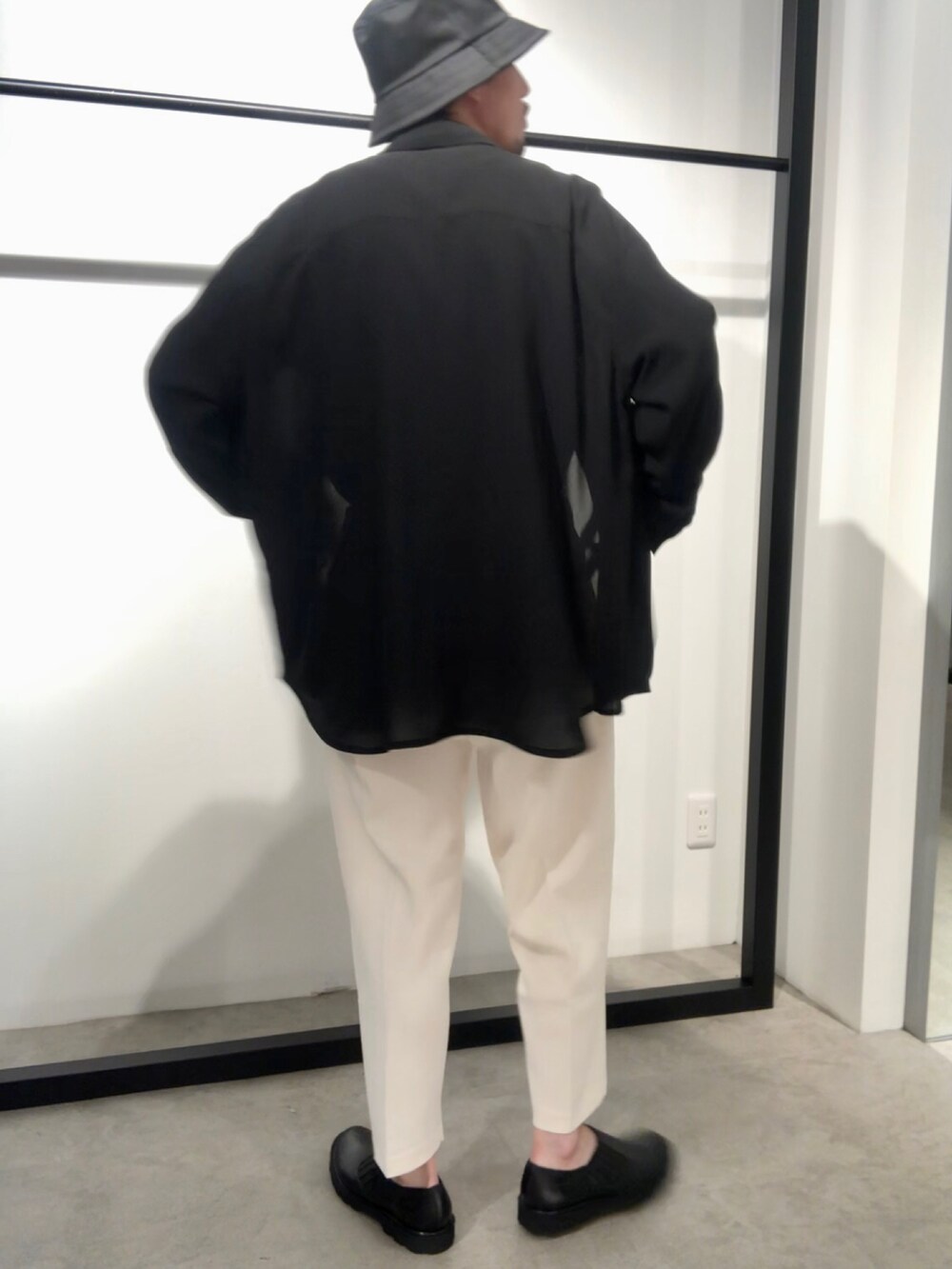 「Lui's、ルイス(Lui's)、春コーデ、シャツスタイル、テーパードパンツ、アンクルカット、モノトーンコーデ、ワイドパンツ、白パンツ、ゆるコーデ」｜「Lui'sのアンクルカット梨地スラックスパンツ（スラックス、ホワイト系）」を使った、タシロさん（メンズ・175cm）の春コーディネートの4枚目の写真