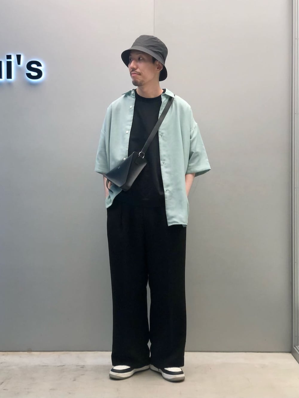 「Lui's、ルイス(Lui's)、夏コーデ、シンプルコーデ、半袖シャツ、シャツコーデ、ショルダーバッグ、トライアングルバッグ、30代コーデ、ワイドパンツ」｜「KIJIMA TAKAYUKIの【KIJIMA TAKAYUKI / キジマ タカユキ】THOMAS MASON BUCKET HAT(バケットハット)（ハット、ブラック系）」を使った、タシロさん（メンズ・175cm）の夏コーディネートの2枚目の写真