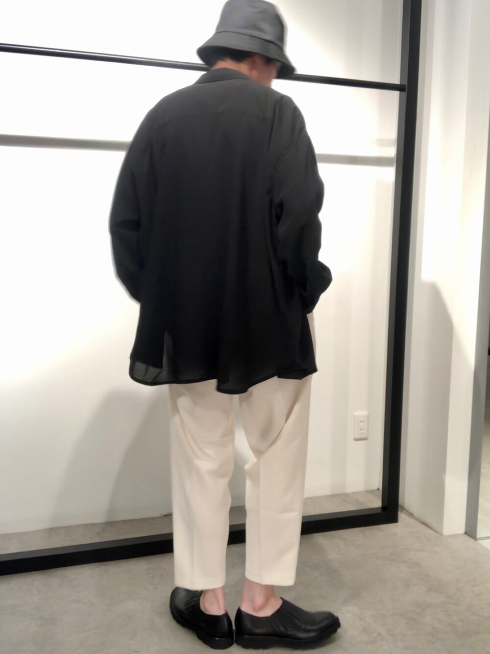 「Lui's、ルイス(Lui's)、春コーデ、シャツスタイル、テーパードパンツ、アンクルカット、モノトーンコーデ、ワイドパンツ、白パンツ、ゆるコーデ」｜「Lui'sのアンクルカット梨地スラックスパンツ（スラックス、ホワイト系）」を使った、タシロさん（メンズ・175cm）の春コーディネートの3枚目の写真