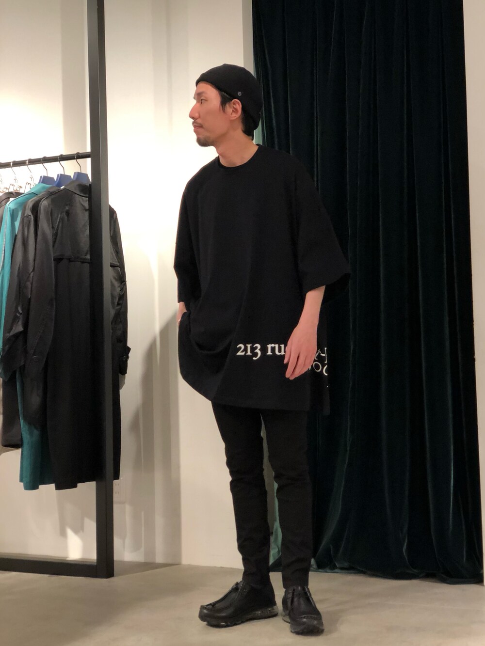 「Lui's、ルイス(Lui's)、オールブラック、ビッグシルエット、ビッグT、ブラック、ブラックコーデ、スキニーデニム、スキニーパンツ、Tomo&Co」｜「Lui'sのウルトラBIG tee（Tシャツ/カットソー、ブラック系）」を使った、タシロさん（メンズ・175cm）の春コーディネートの2枚目の写真