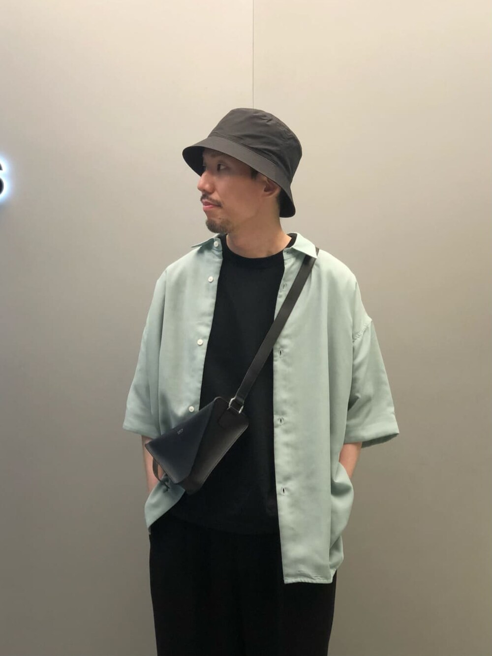 「Lui's、ルイス(Lui's)、夏コーデ、シンプルコーデ、半袖シャツ、シャツコーデ、ショルダーバッグ、トライアングルバッグ、30代コーデ、ワイドパンツ」｜「KIJIMA TAKAYUKIの【KIJIMA TAKAYUKI / キジマ タカユキ】THOMAS MASON BUCKET HAT(バケットハット)（ハット、ブラック系）」を使った、タシロさん（メンズ・175cm）の夏コーディネートの4枚目の写真