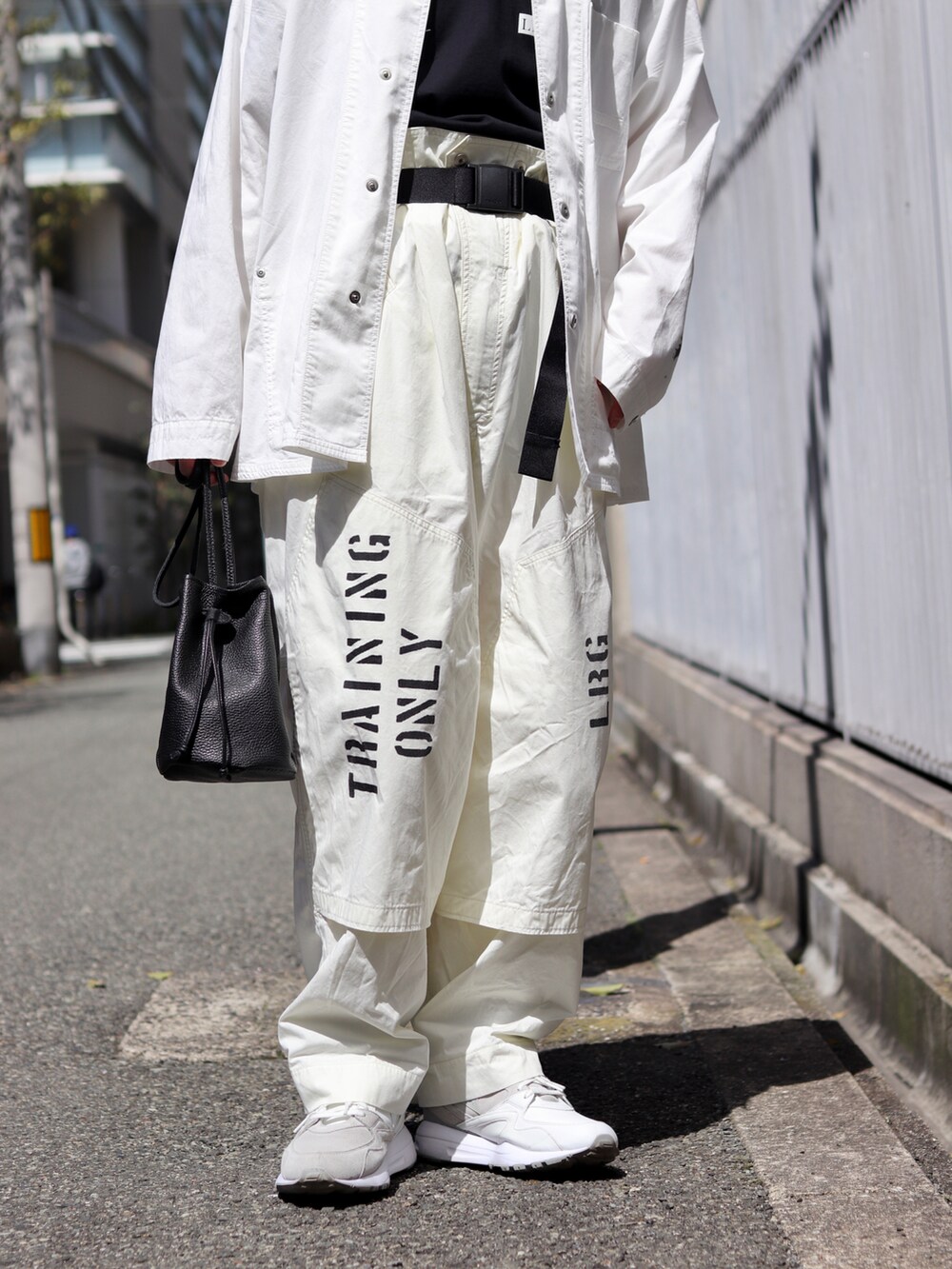 ブラック系のショルダーバッグを着用したメンズの春コーディネートの4枚目の写真