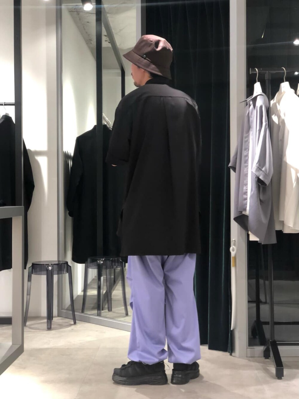 「Lui's、ルイス(Lui's)、夏コーデ、シンプルコーデ、スノーパンツ、ブルー、ワイドシルエット、シャツスタイル、半袖シャツ、サンダル、ドロスト、30代コーデ、大人コーデ」｜「CPHの【CPH/シープラスヘッドウェア】bucket hat/バケットハット（ハット、ブラウン系）」を使った、タシロさん（メンズ・175cm）の春コーディネートの3枚目の写真