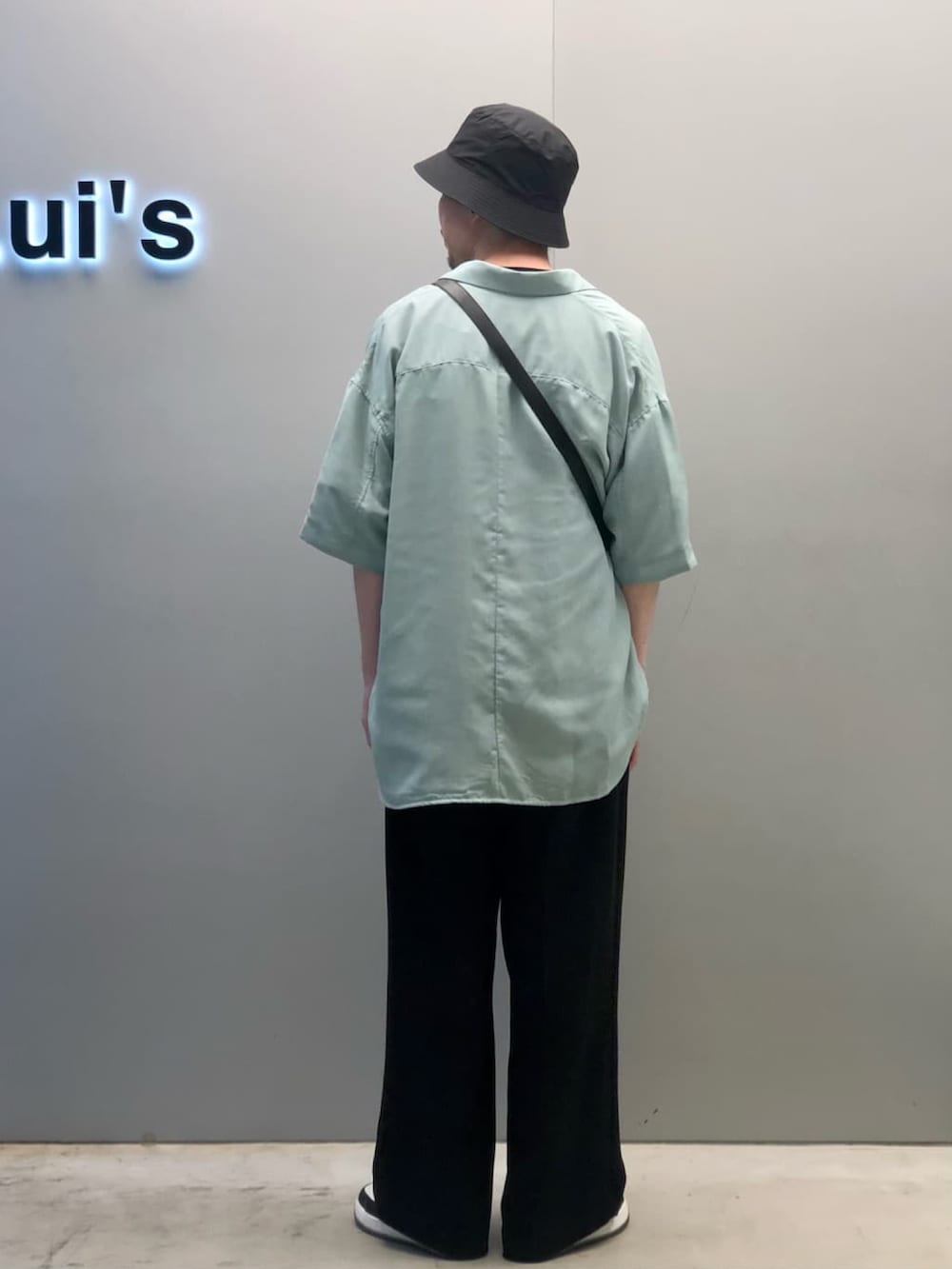 「Lui's、ルイス(Lui's)、夏コーデ、シンプルコーデ、半袖シャツ、シャツコーデ、ショルダーバッグ、トライアングルバッグ、30代コーデ、ワイドパンツ」｜「KIJIMA TAKAYUKIの【KIJIMA TAKAYUKI / キジマ タカユキ】THOMAS MASON BUCKET HAT(バケットハット)（ハット、ブラック系）」を使った、タシロさん（メンズ・175cm）の夏コーディネートの3枚目の写真