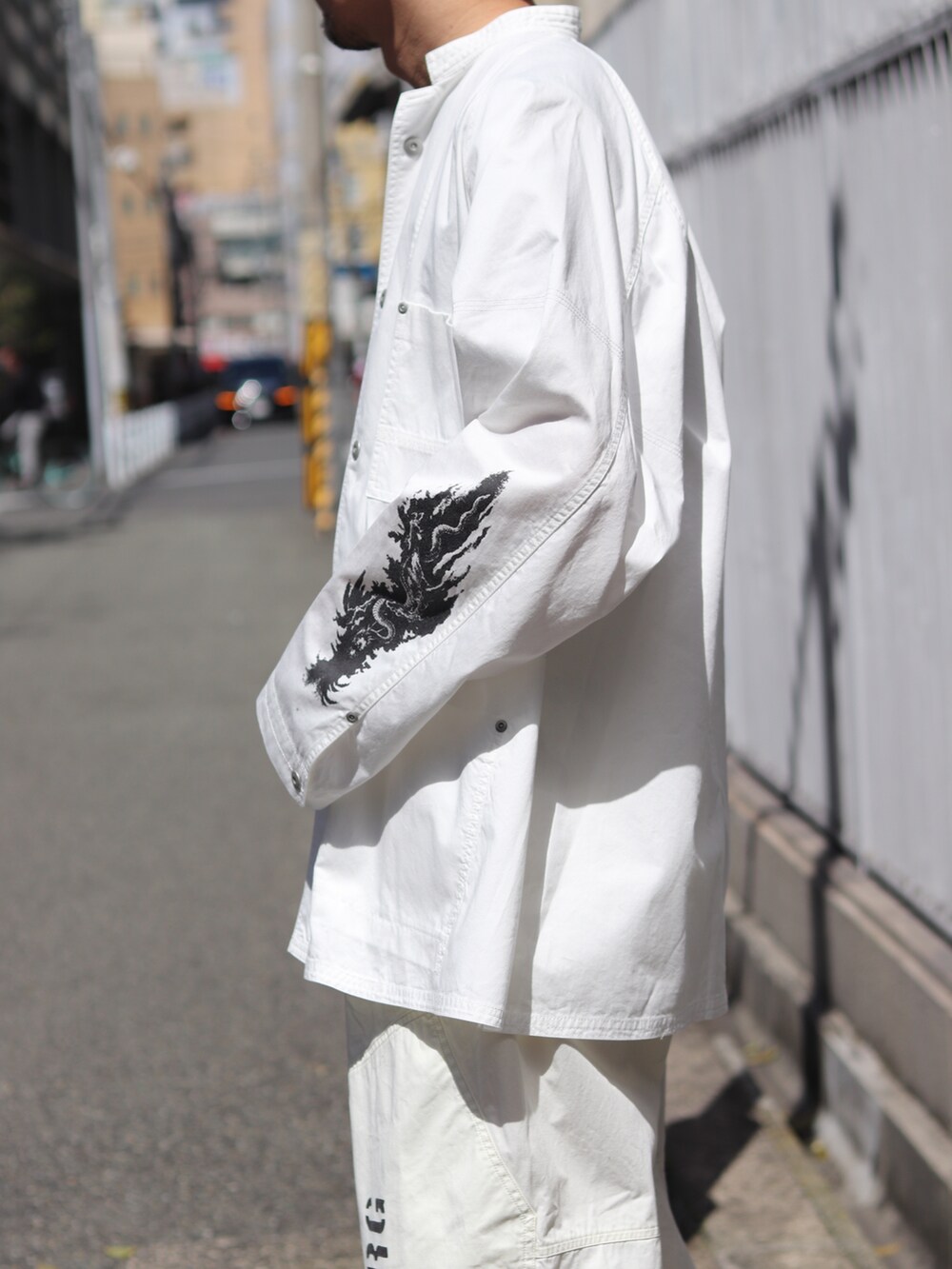 ブラック系のショルダーバッグを着用したメンズの春コーディネートの3枚目の写真