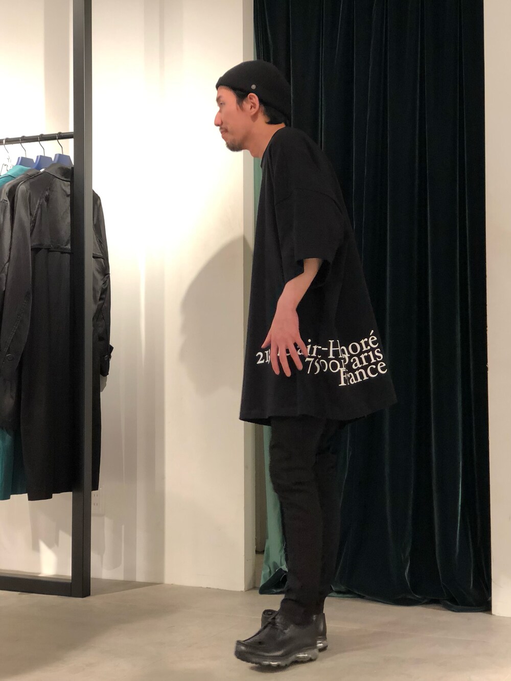 「Lui's、ルイス(Lui's)、オールブラック、ビッグシルエット、ビッグT、ブラック、ブラックコーデ、スキニーデニム、スキニーパンツ、Tomo&Co」｜「Lui'sのウルトラBIG tee（Tシャツ/カットソー、ブラック系）」を使った、タシロさん（メンズ・175cm）の春コーディネートの5枚目の写真