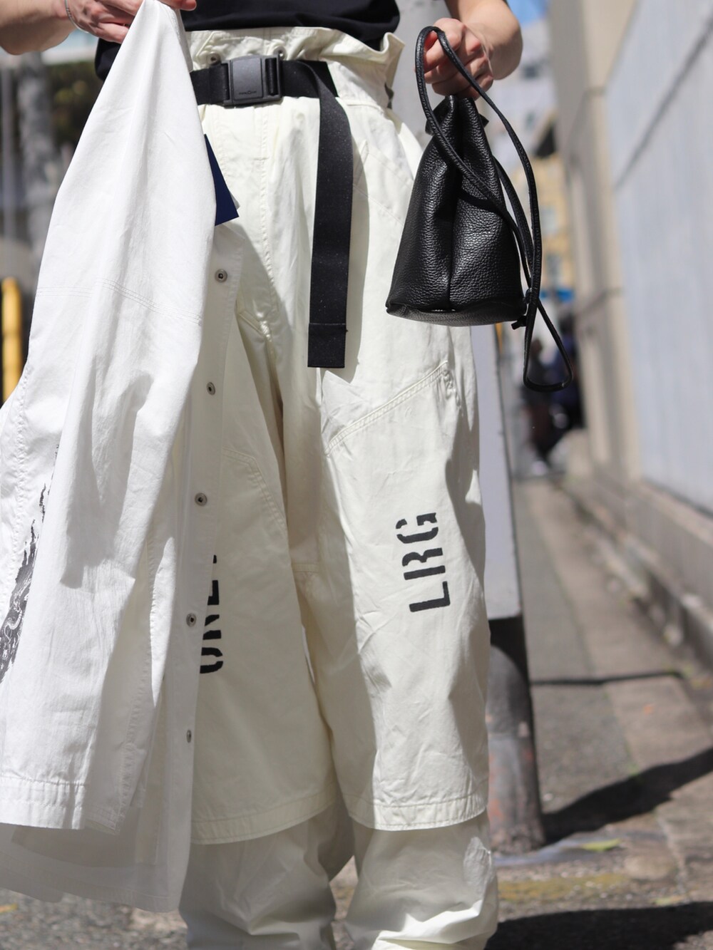 ブラック系のショルダーバッグを着用したメンズの春コーディネートの5枚目の写真