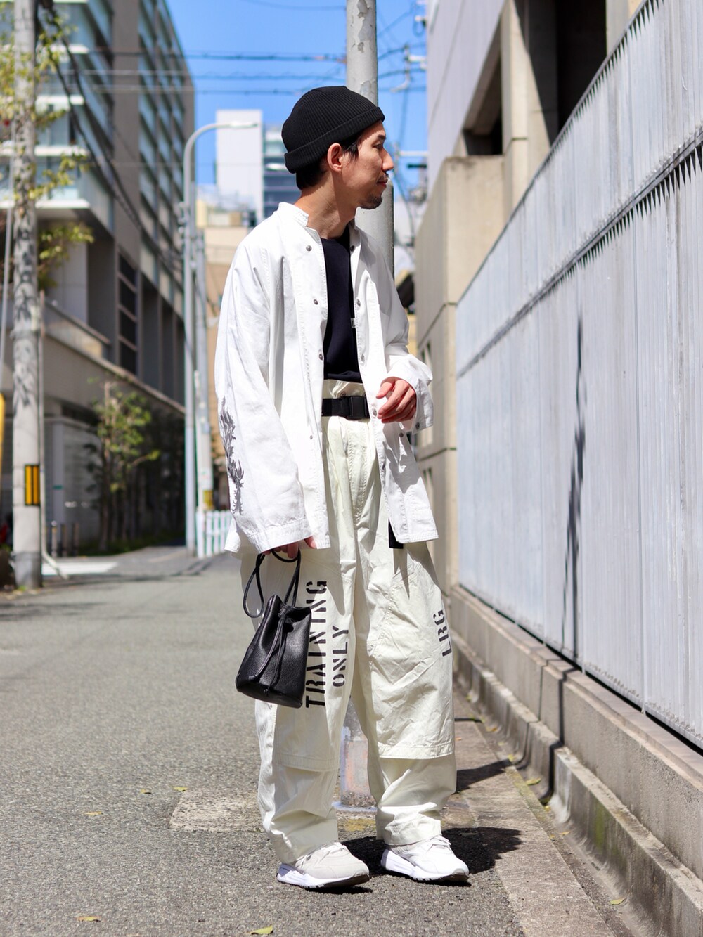 ブラック系のショルダーバッグを着用したメンズの春コーディネートの2枚目の写真