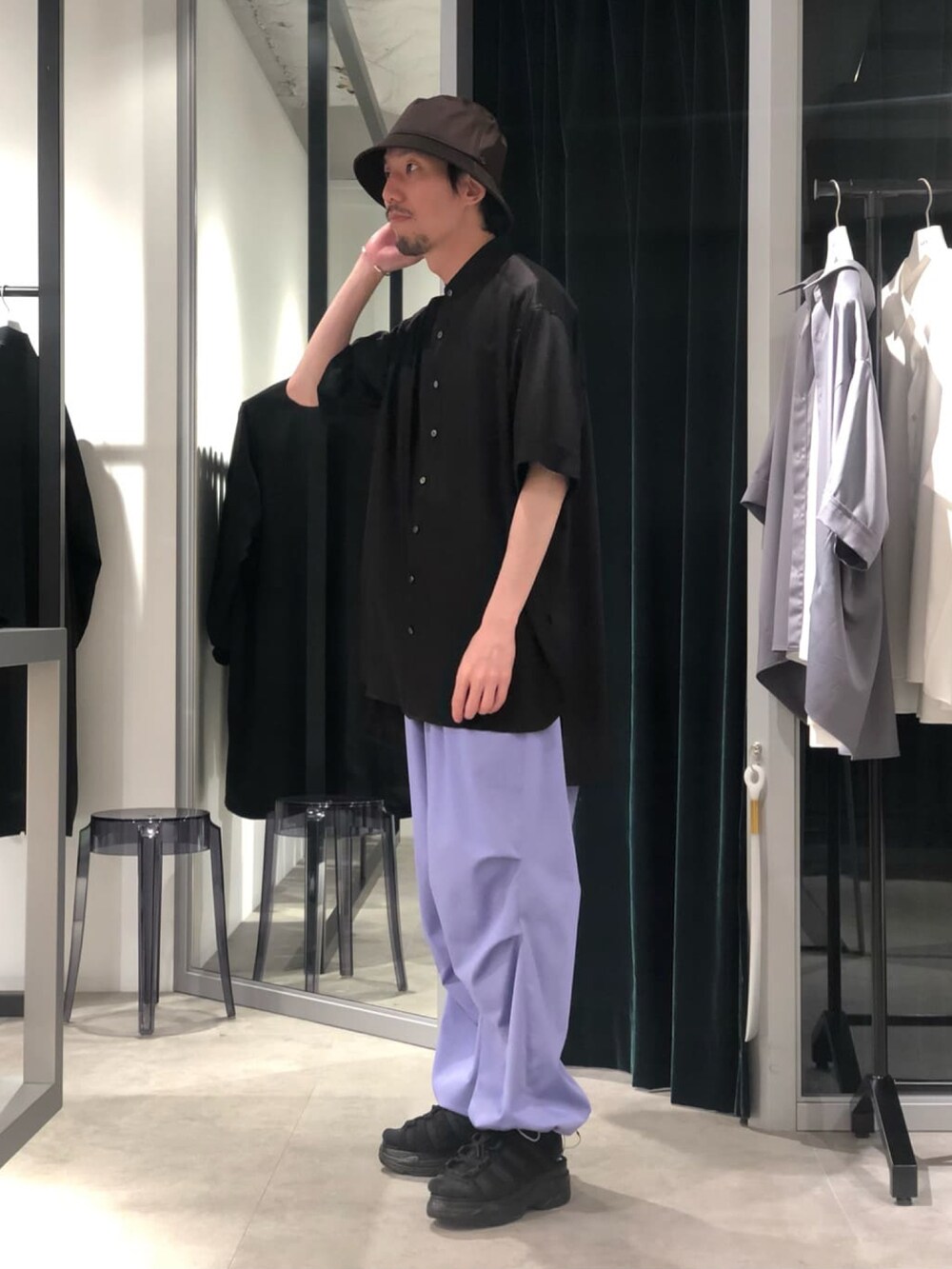 「Lui's、ルイス(Lui's)、夏コーデ、シンプルコーデ、スノーパンツ、ブルー、ワイドシルエット、シャツスタイル、半袖シャツ、サンダル、ドロスト、30代コーデ、大人コーデ」｜「CPHの【CPH/シープラスヘッドウェア】bucket hat/バケットハット（ハット、ブラウン系）」を使った、タシロさん（メンズ・175cm）の春コーディネートの2枚目の写真