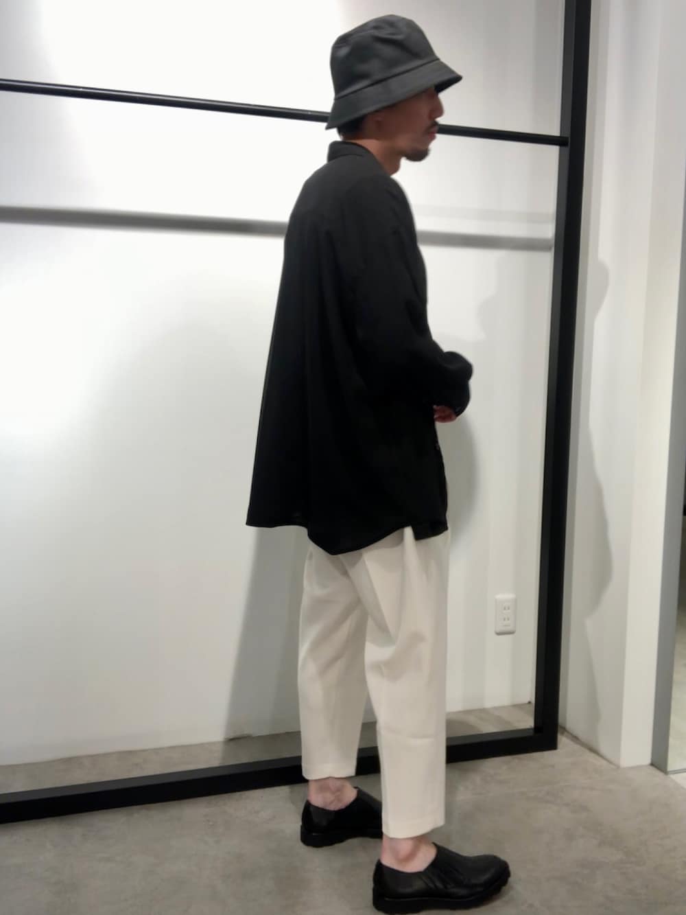 「Lui's、ルイス(Lui's)、春コーデ、シャツスタイル、テーパードパンツ、アンクルカット、モノトーンコーデ、ワイドパンツ、白パンツ、ゆるコーデ」｜「Lui'sのアンクルカット梨地スラックスパンツ（スラックス、ホワイト系）」を使った、タシロさん（メンズ・175cm）の春コーディネートの2枚目の写真