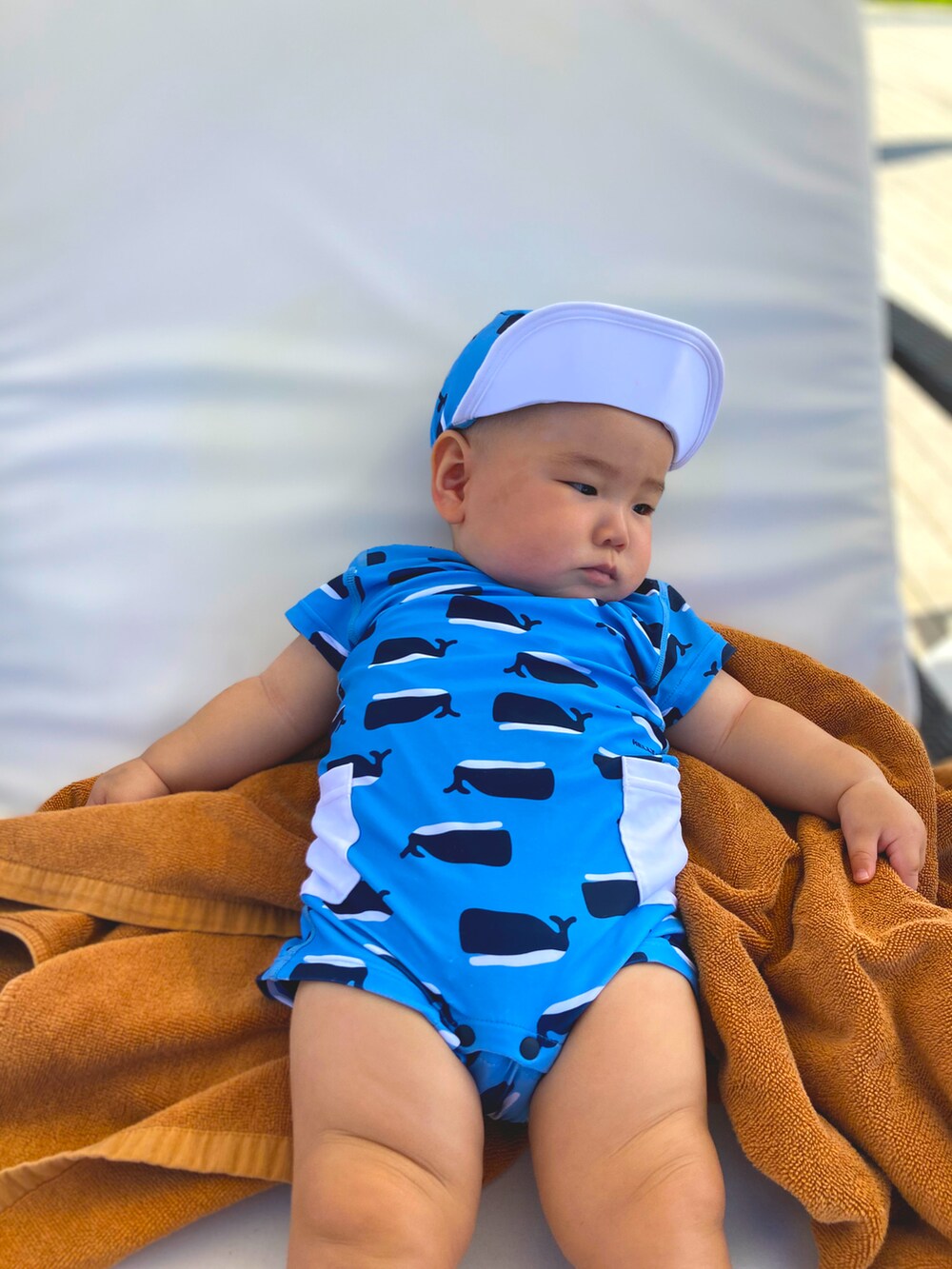 ブルー系の水着を着用したキッズの秋コーディネートの4枚目の写真