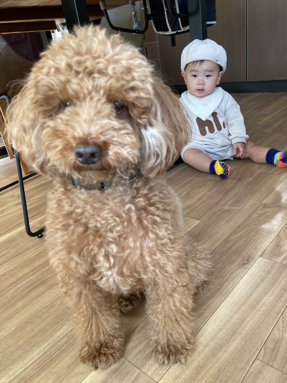 ベージュ系のハンチング/ベレー帽、ベージュ系のスタイ/よだれかけ、ベージュ系のロンパースを着用したキッズの秋コーディネートの3枚目の写真