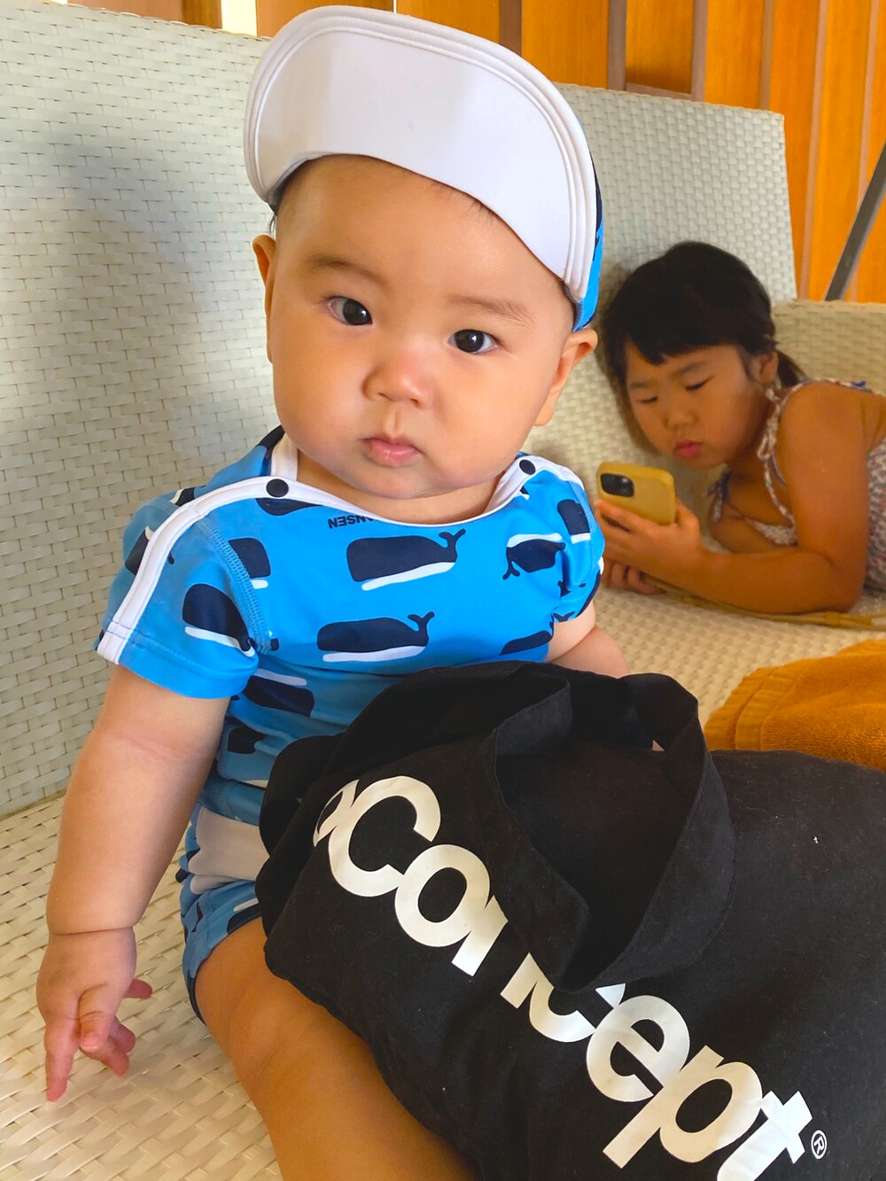 ブルー系の水着を着用したキッズの秋コーディネートの3枚目の写真