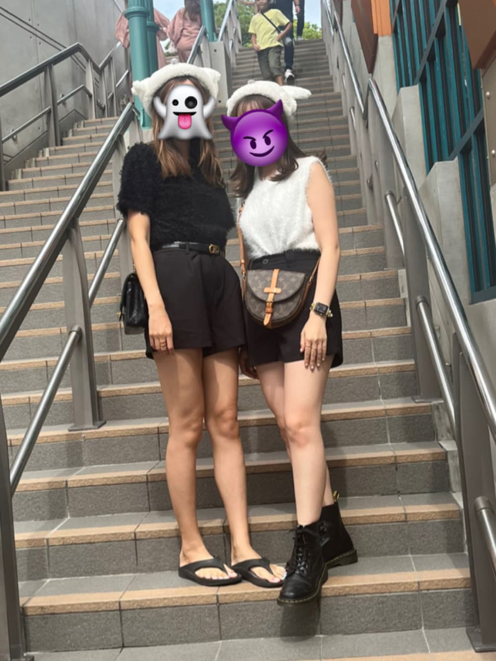 ブラック系のパンツ、ブラウン系のショルダーバッグ、ブラック系のブーツを着用したレディースの秋コーディネートの2枚目の写真