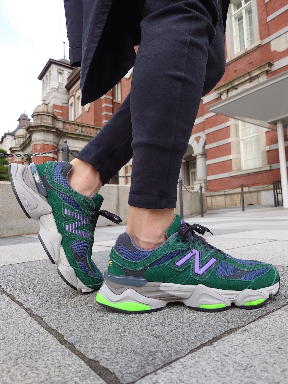 グリーン系のスニーカー、ブラック系のスウェットパンツ、ブラック系のトレンチコートを着用したメンズの冬コーディネートの4枚目の写真