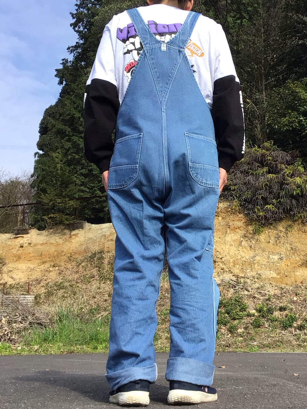 グレー系のTシャツ/カットソー、ブルー系のサロペット/オーバーオールを着用したメンズの春コーディネートの2枚目の写真