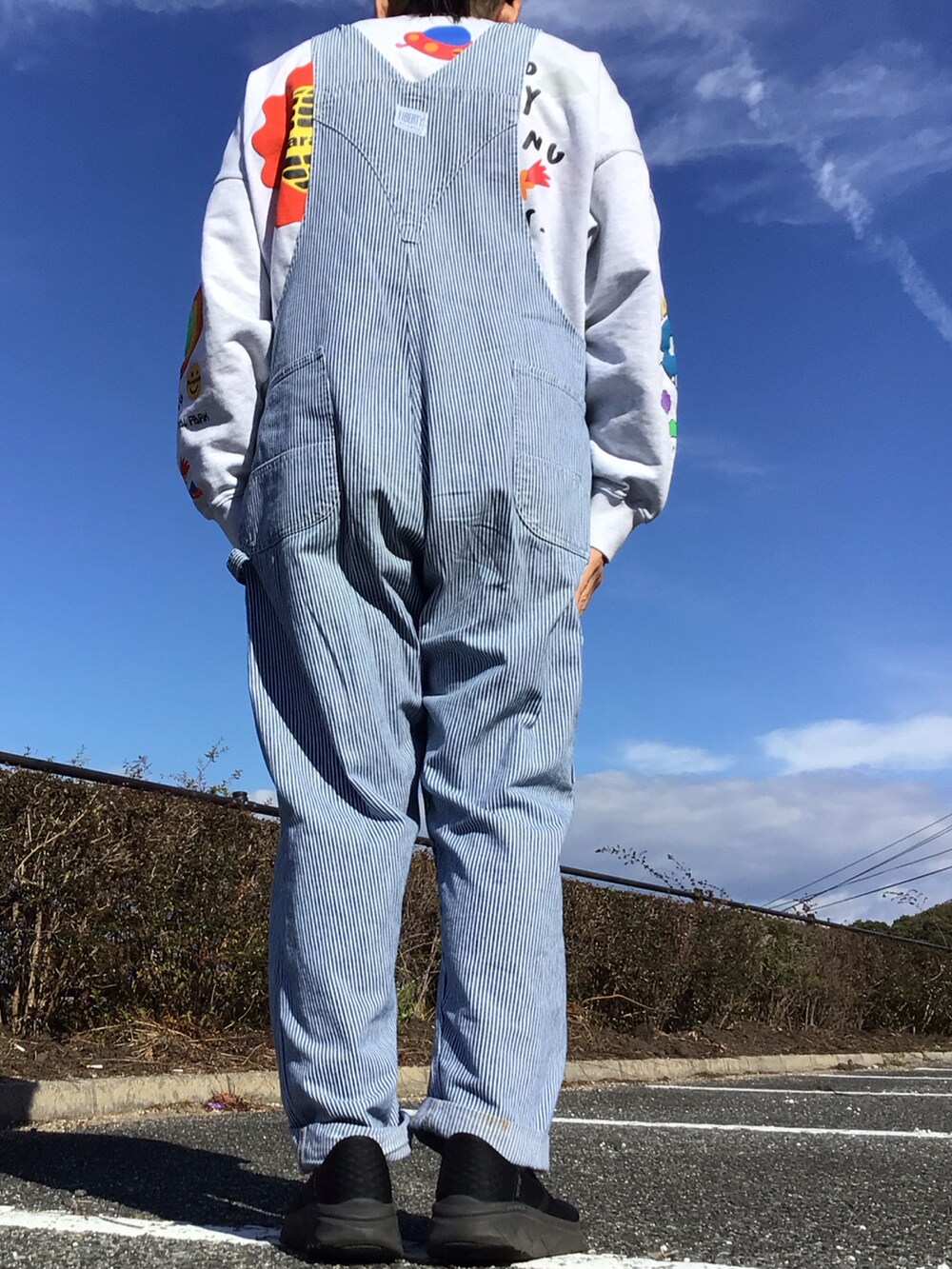 グレー系のサロペット/オーバーオール、ホワイト系のスウェットを着用したメンズの冬コーディネートの2枚目の写真