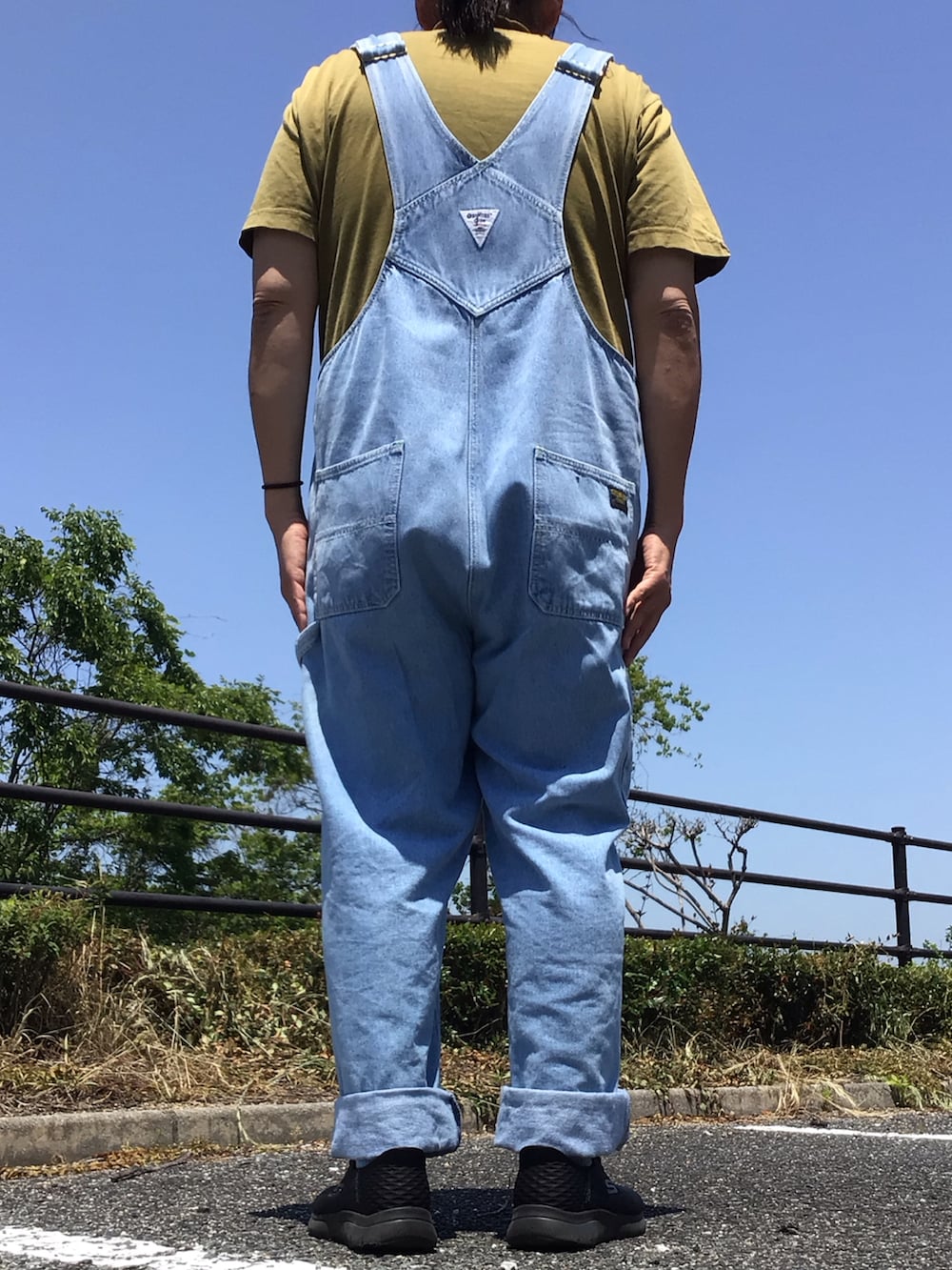 グリーン系のTシャツ/カットソー、ブルー系のサロペット/オーバーオールを着用したメンズの夏コーディネートの3枚目の写真