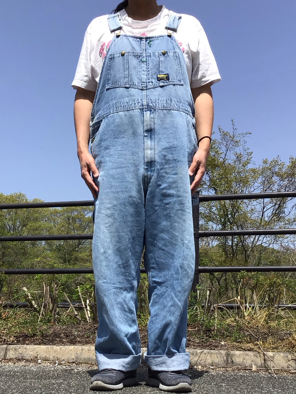 ブルー系のサロペット/オーバーオール、ホワイト系のTシャツ/カットソーを着用したメンズの春コーディネートの2枚目の写真