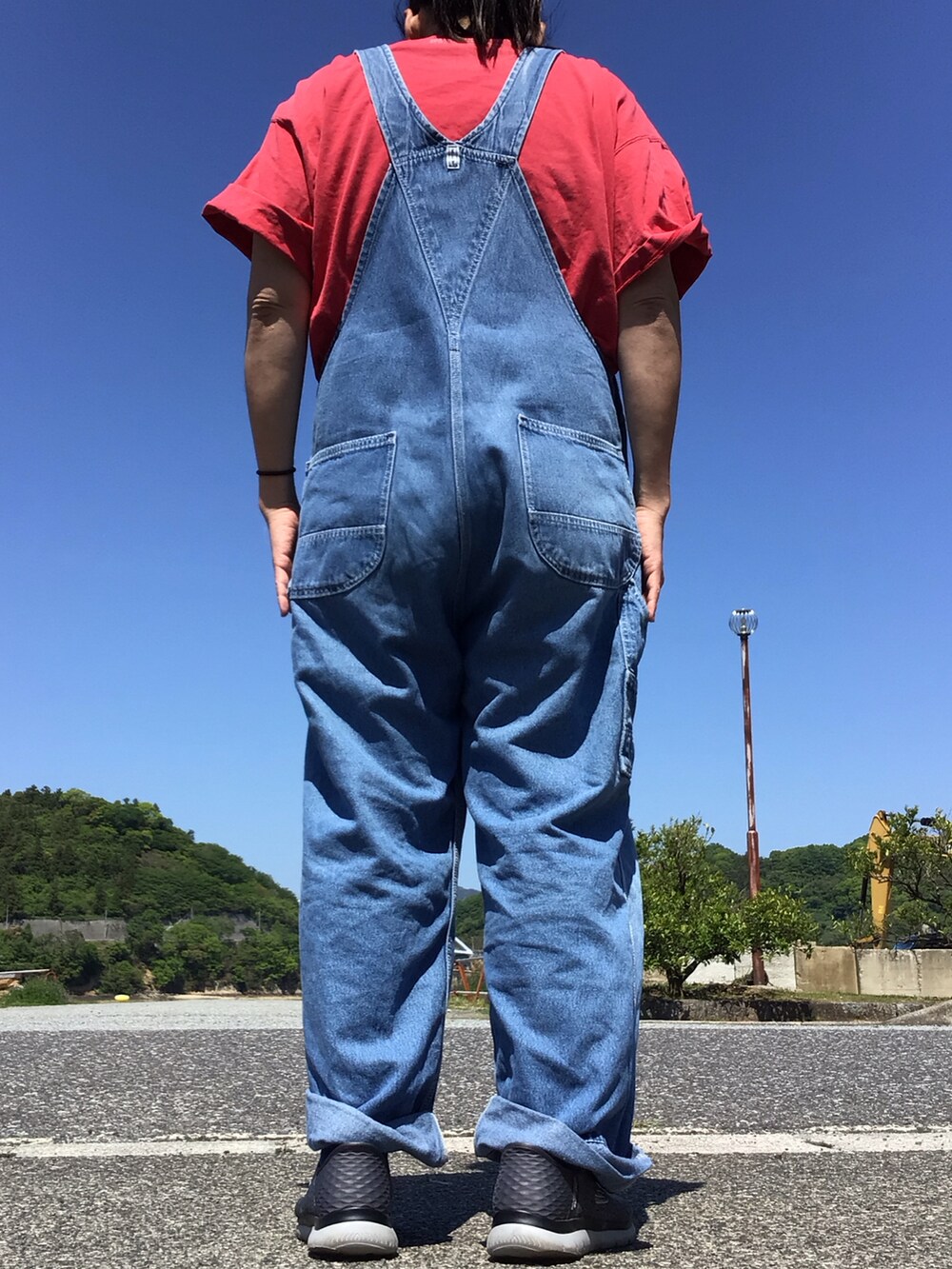 ブルー系のサロペット/オーバーオール、レッド系のTシャツ/カットソーを着用したメンズの春コーディネートの3枚目の写真