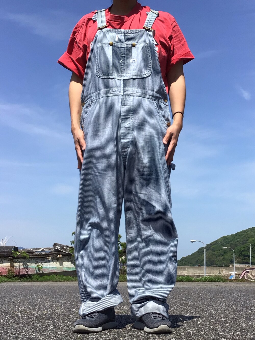 その他のサロペット/オーバーオール、レッド系のTシャツ/カットソーを着用したメンズの春コーディネートの2枚目の写真
