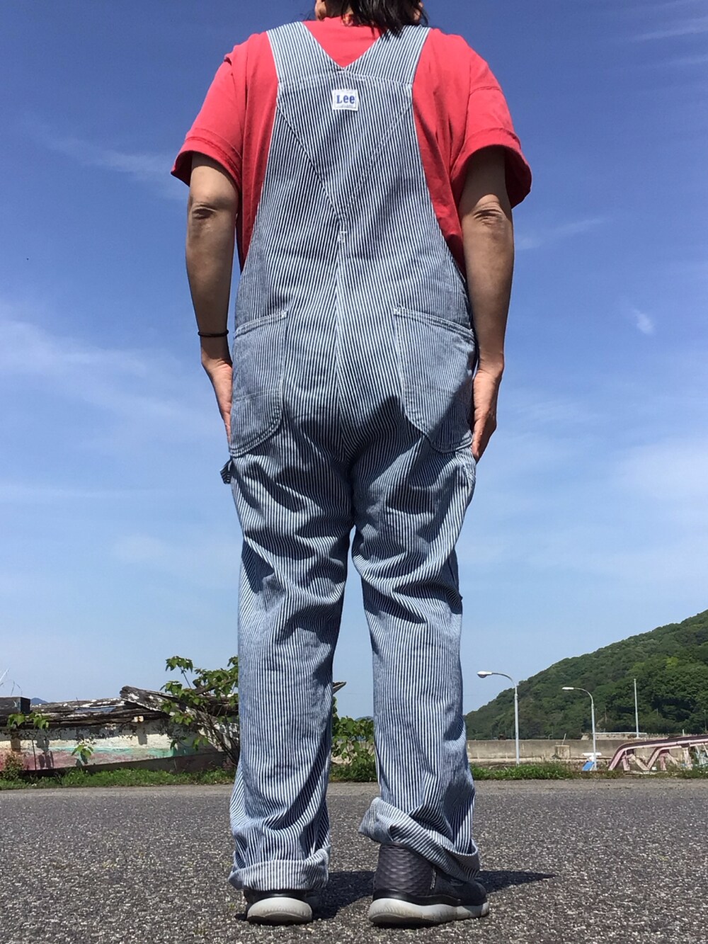 その他のサロペット/オーバーオール、レッド系のTシャツ/カットソーを着用したメンズの春コーディネートの3枚目の写真