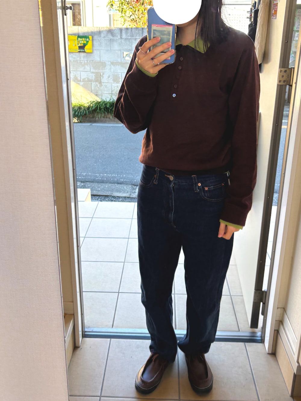 ブラウン系のニット/セーター、ベージュ系のその他アウター、ブルー系のデニムパンツを着用したレディースの冬コーディネートの3枚目の写真