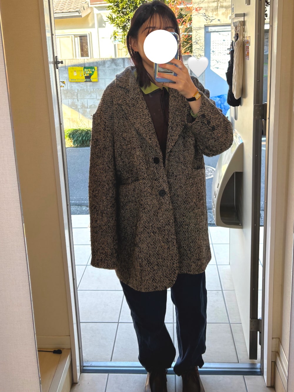 ブラウン系のニット/セーター、ベージュ系のその他アウター、ブルー系のデニムパンツを着用したレディースの冬コーディネートの2枚目の写真