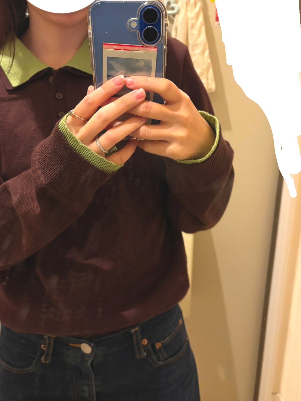 ブラウン系のニット/セーター、ベージュ系のその他アウター、ブルー系のデニムパンツを着用したレディースの冬コーディネートの4枚目の写真