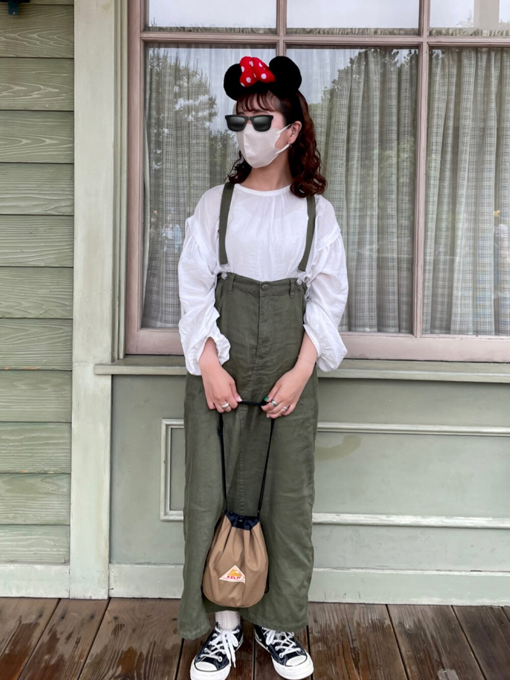 ホワイト系のシャツ/ブラウス、グリーン系のスカート、ベージュ系のショルダーバッグを着用したレディースの春コーディネートの2枚目の写真